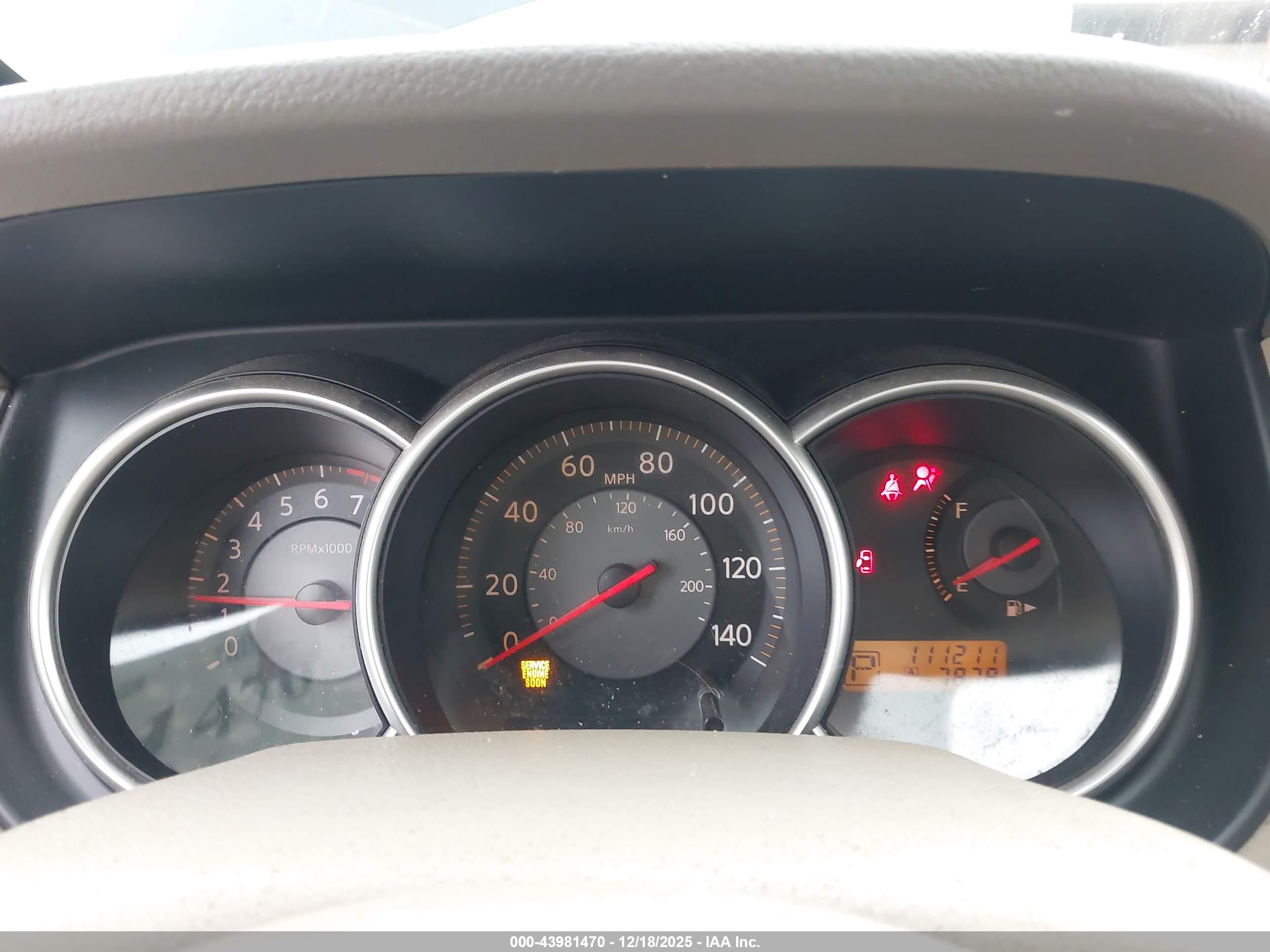 NISSAN VERSA image 7