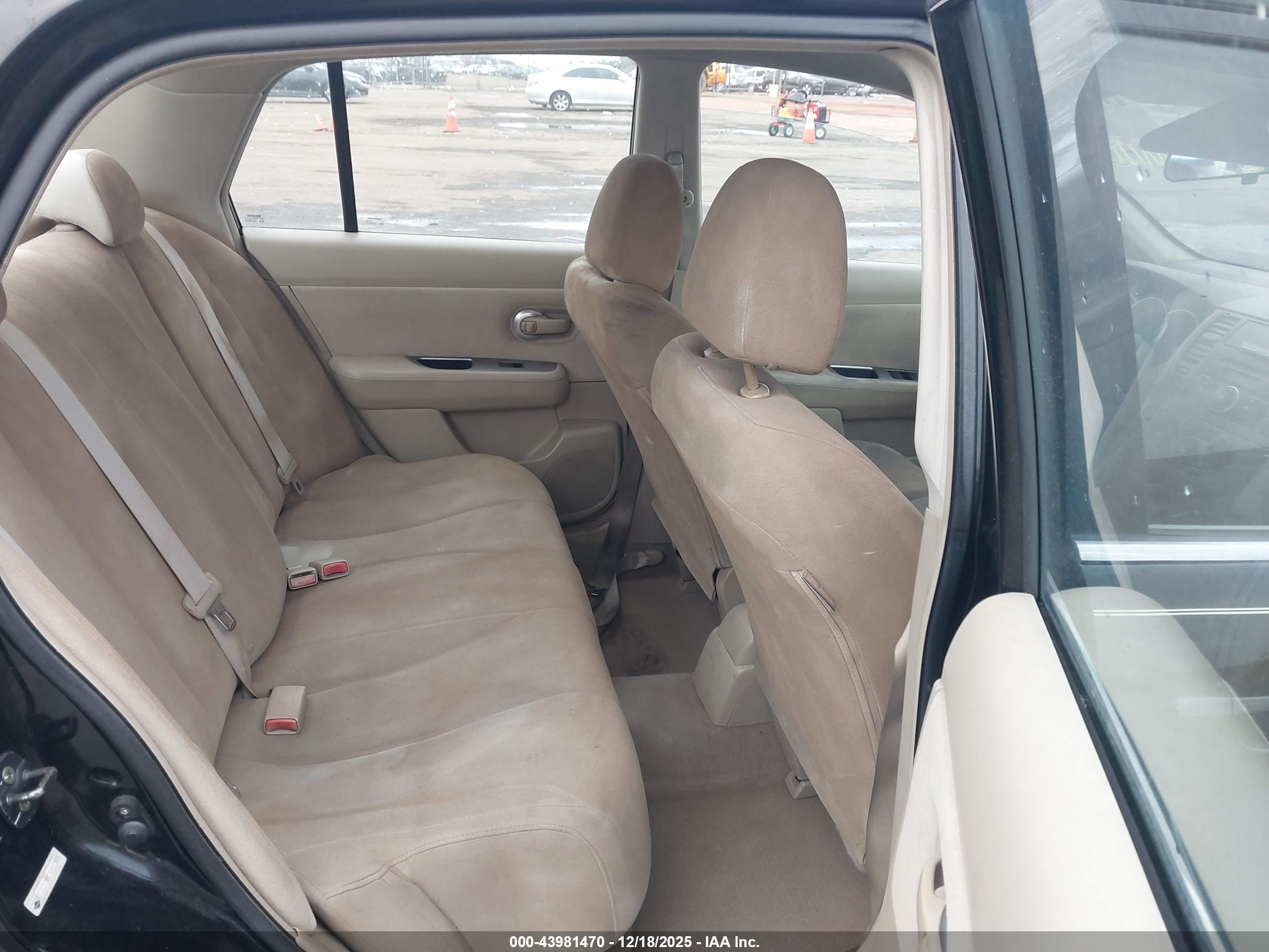 NISSAN VERSA image 8