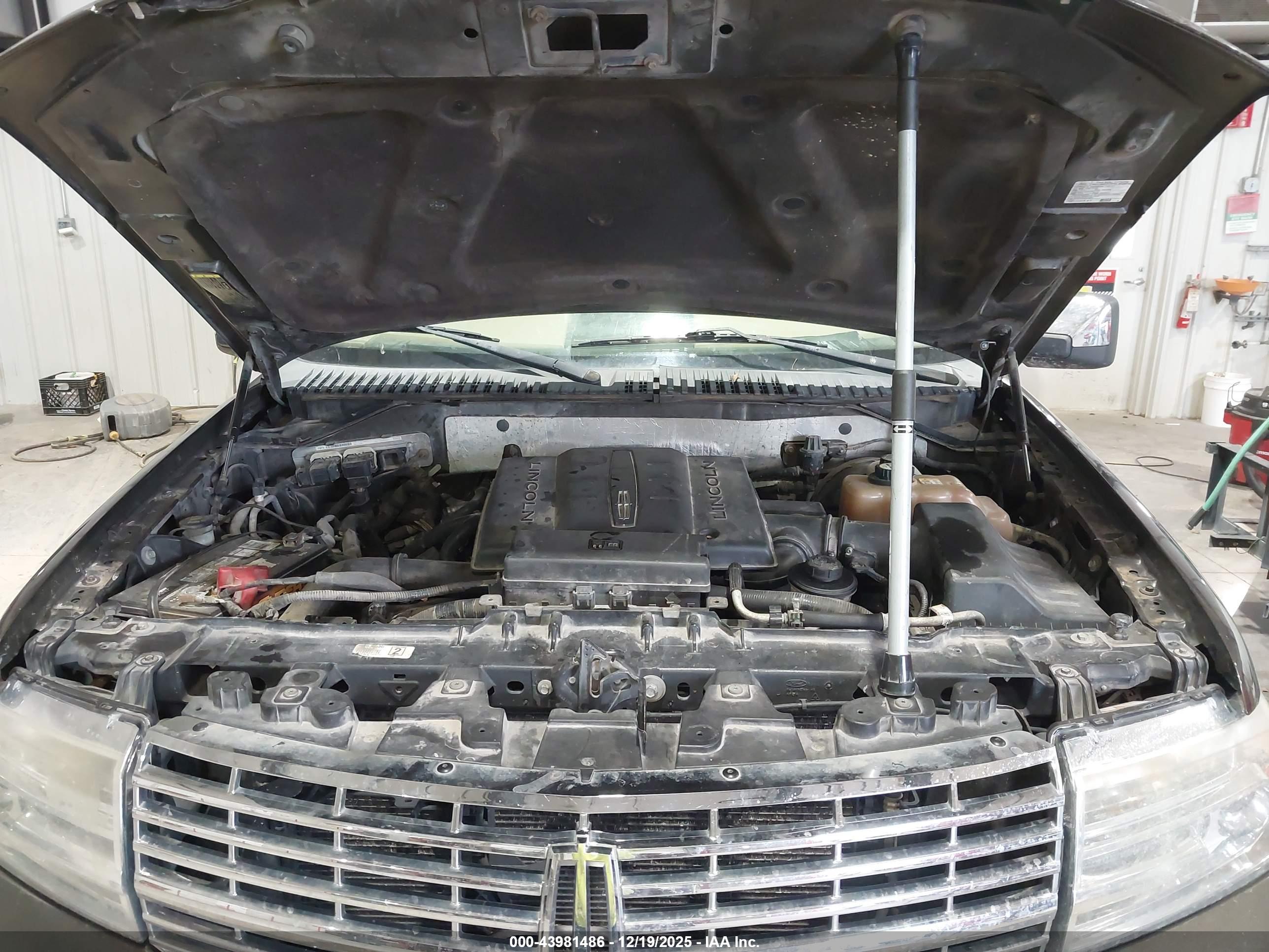 LINCOLN NAVIGATOR image 10