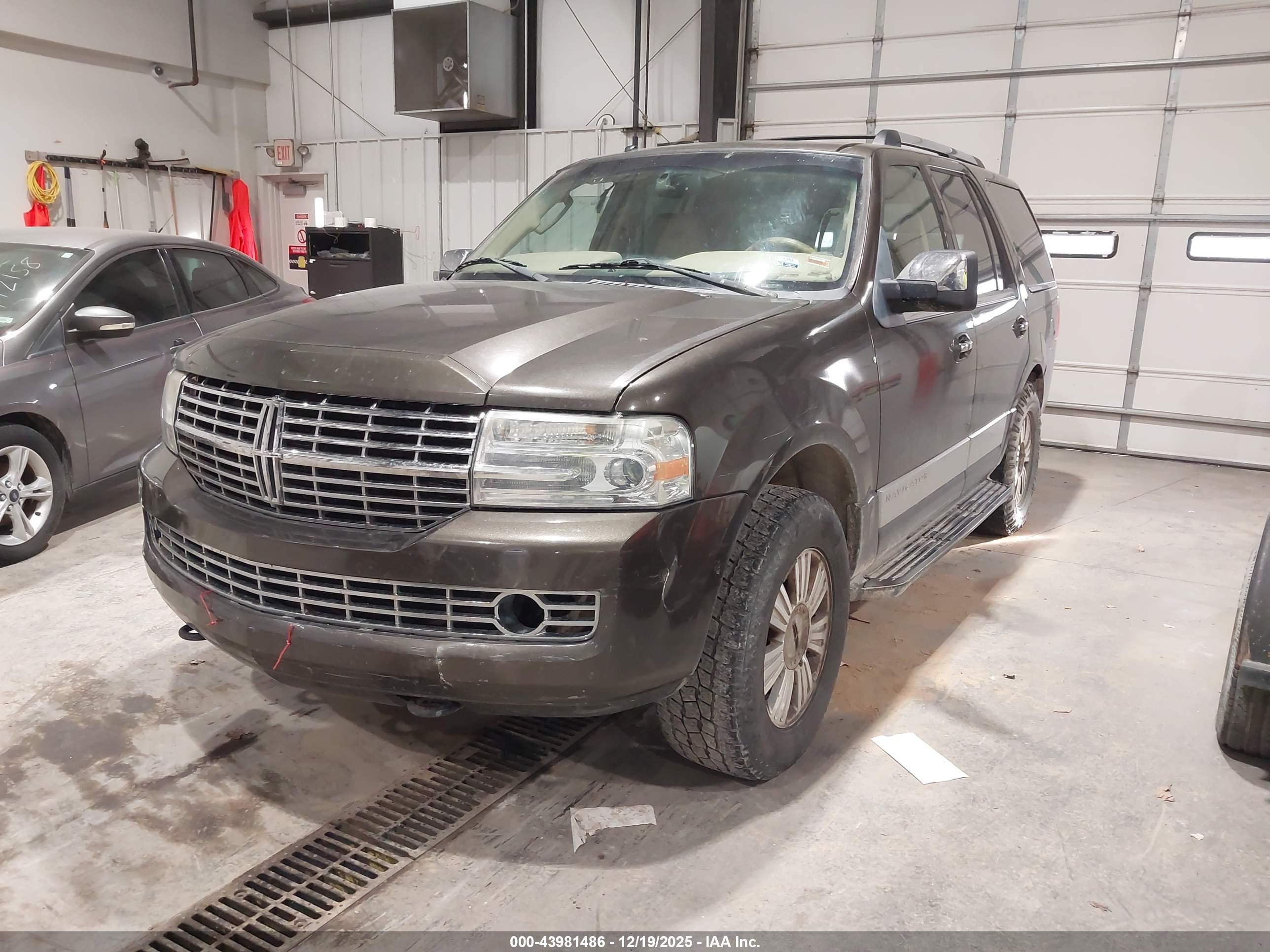 LINCOLN NAVIGATOR image 2