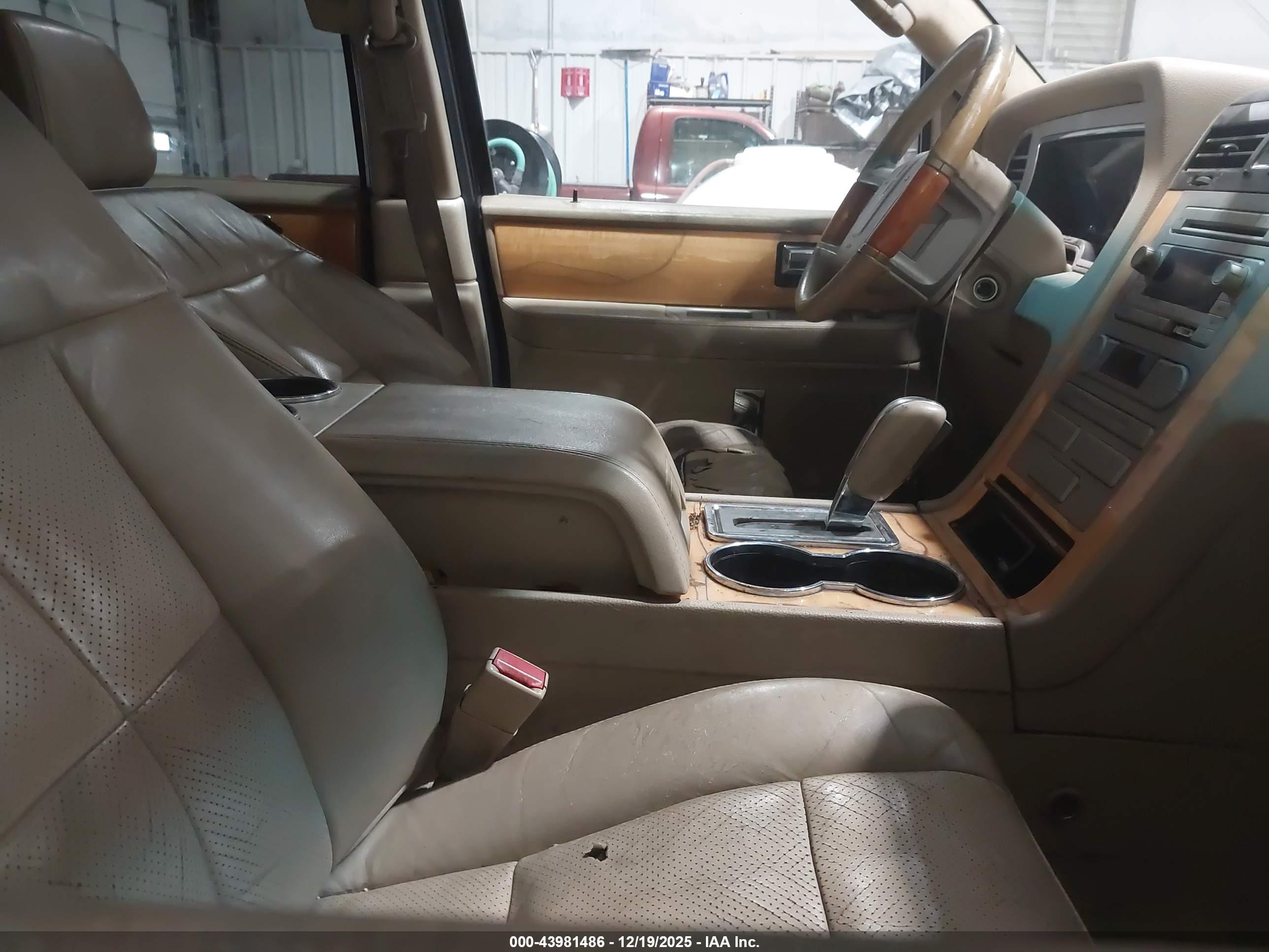 LINCOLN NAVIGATOR image 5