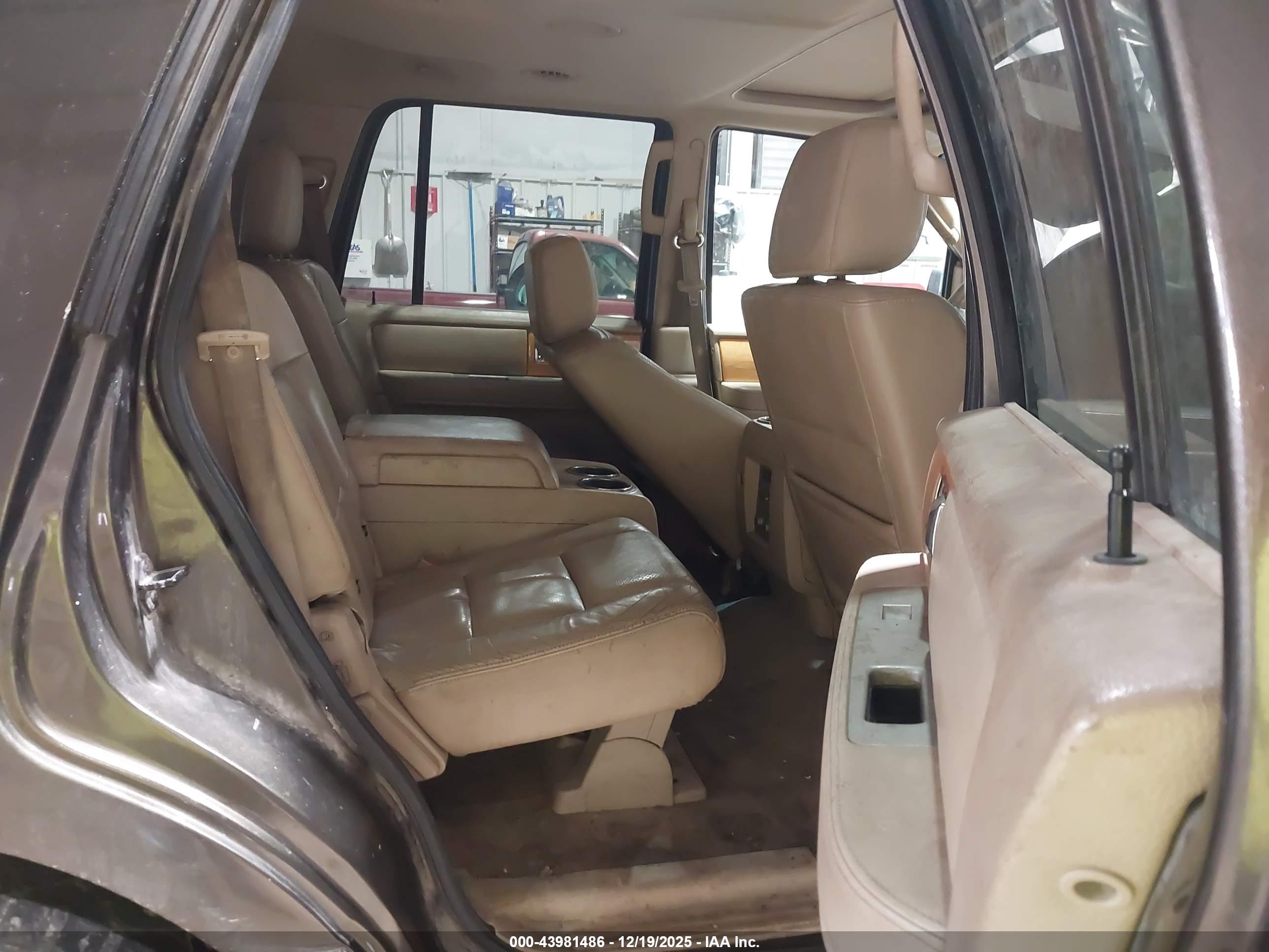 LINCOLN NAVIGATOR image 8