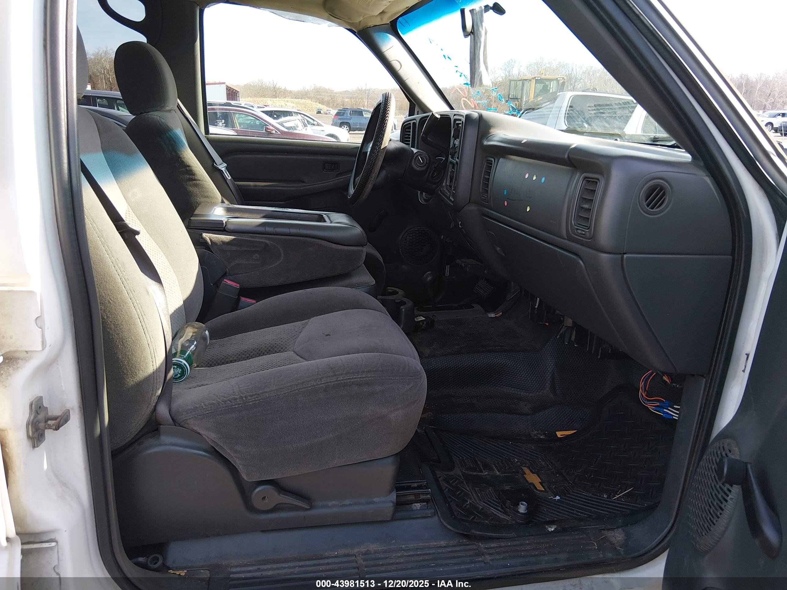 CHEVROLET SILVERADO image 5