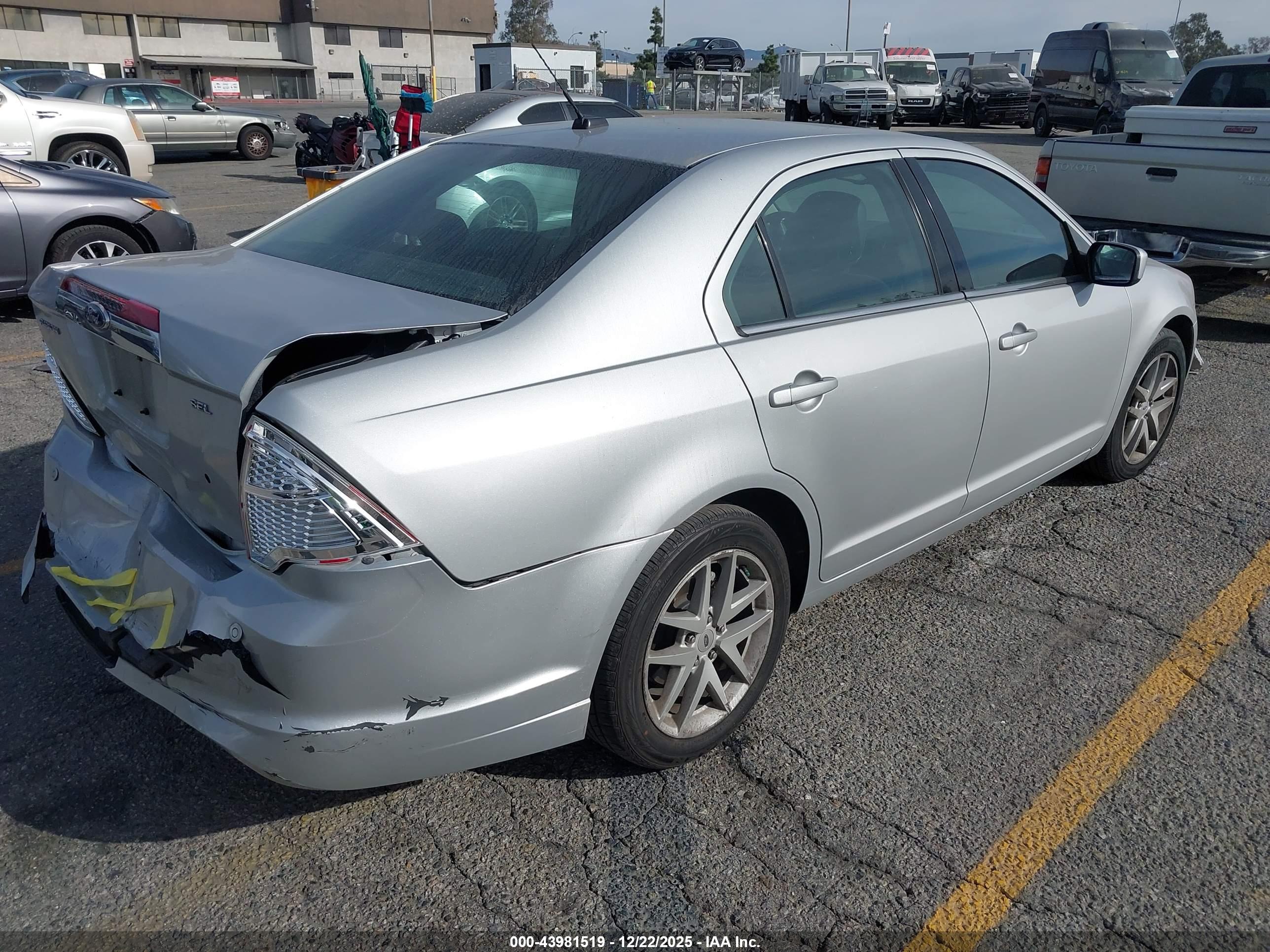 FORD FUSION image 4