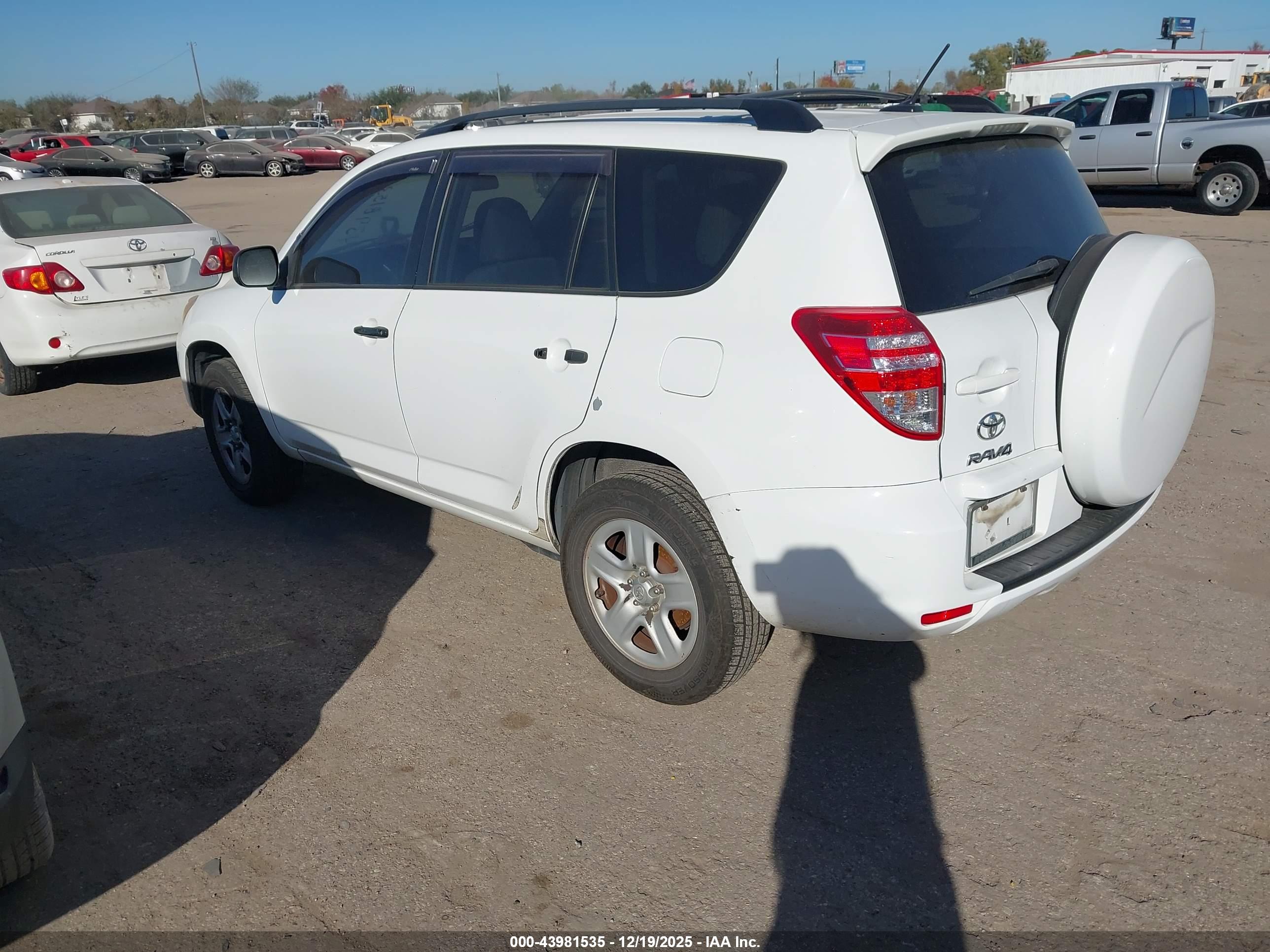 TOYOTA RAV4 image 3
