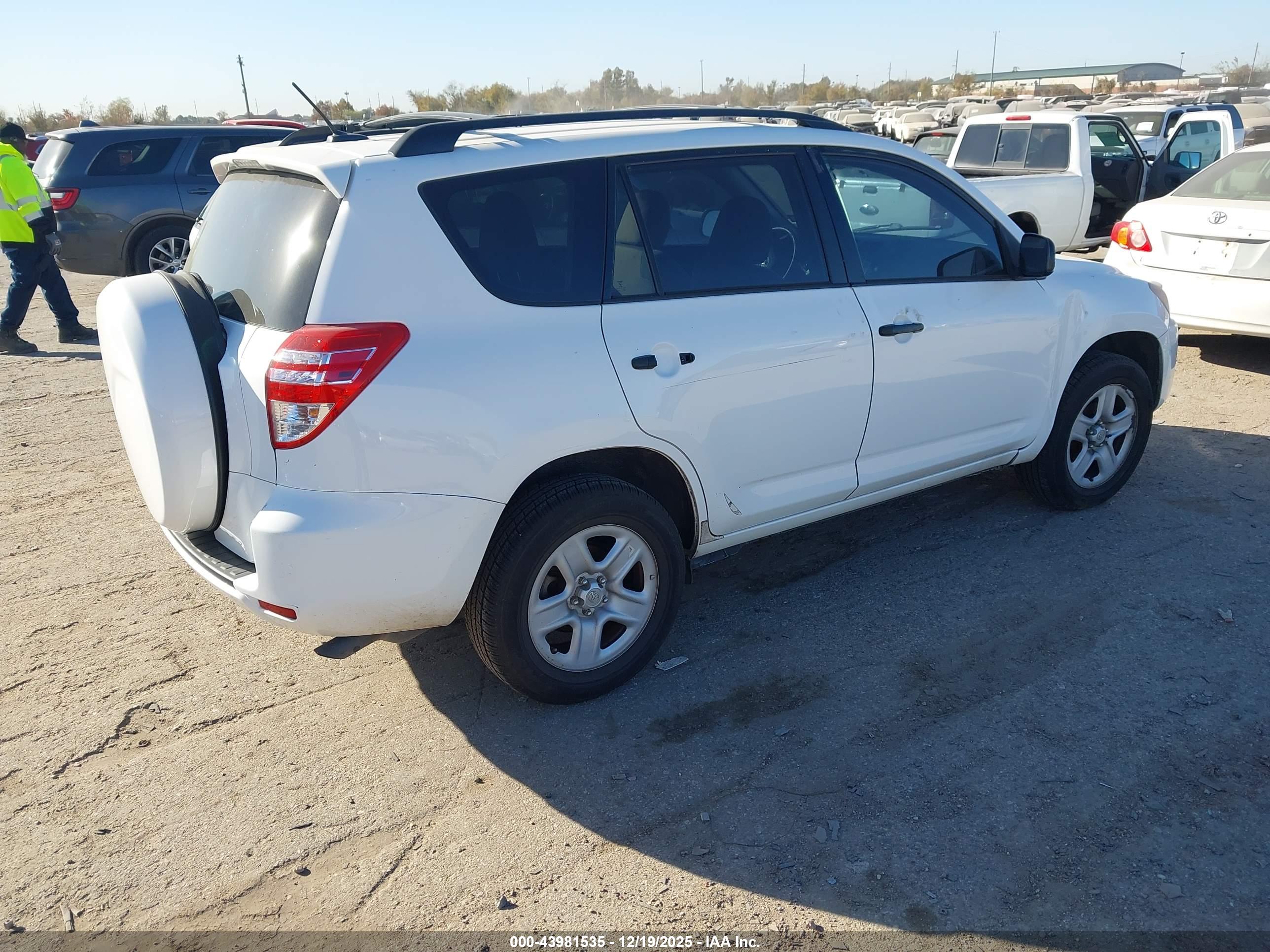 TOYOTA RAV4 image 4