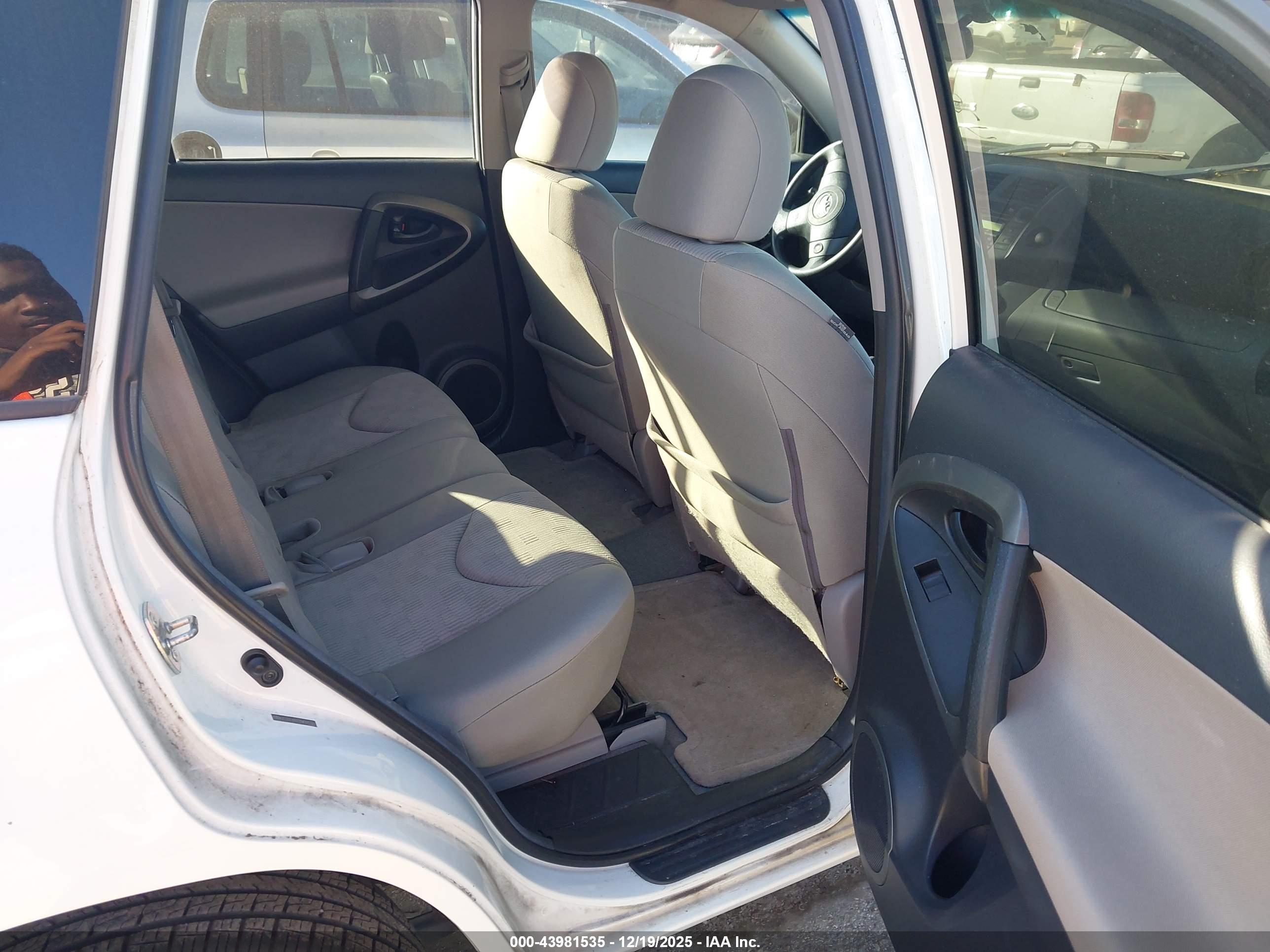 TOYOTA RAV4 image 8