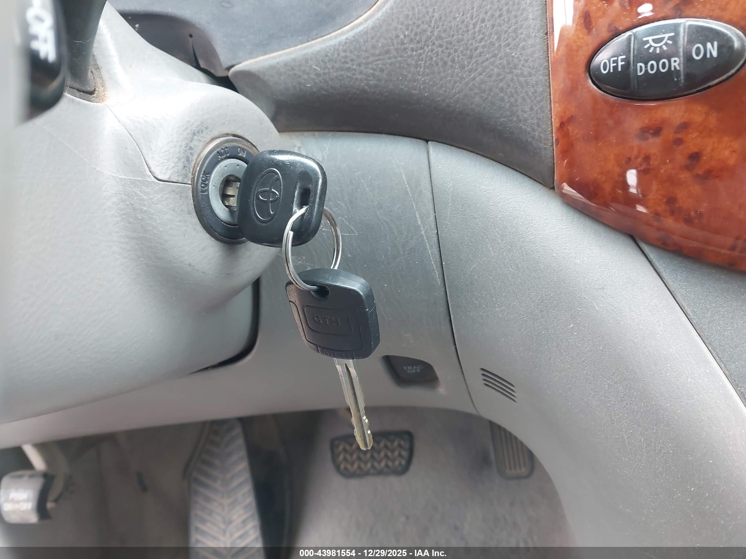 TOYOTA SIENNA image 11