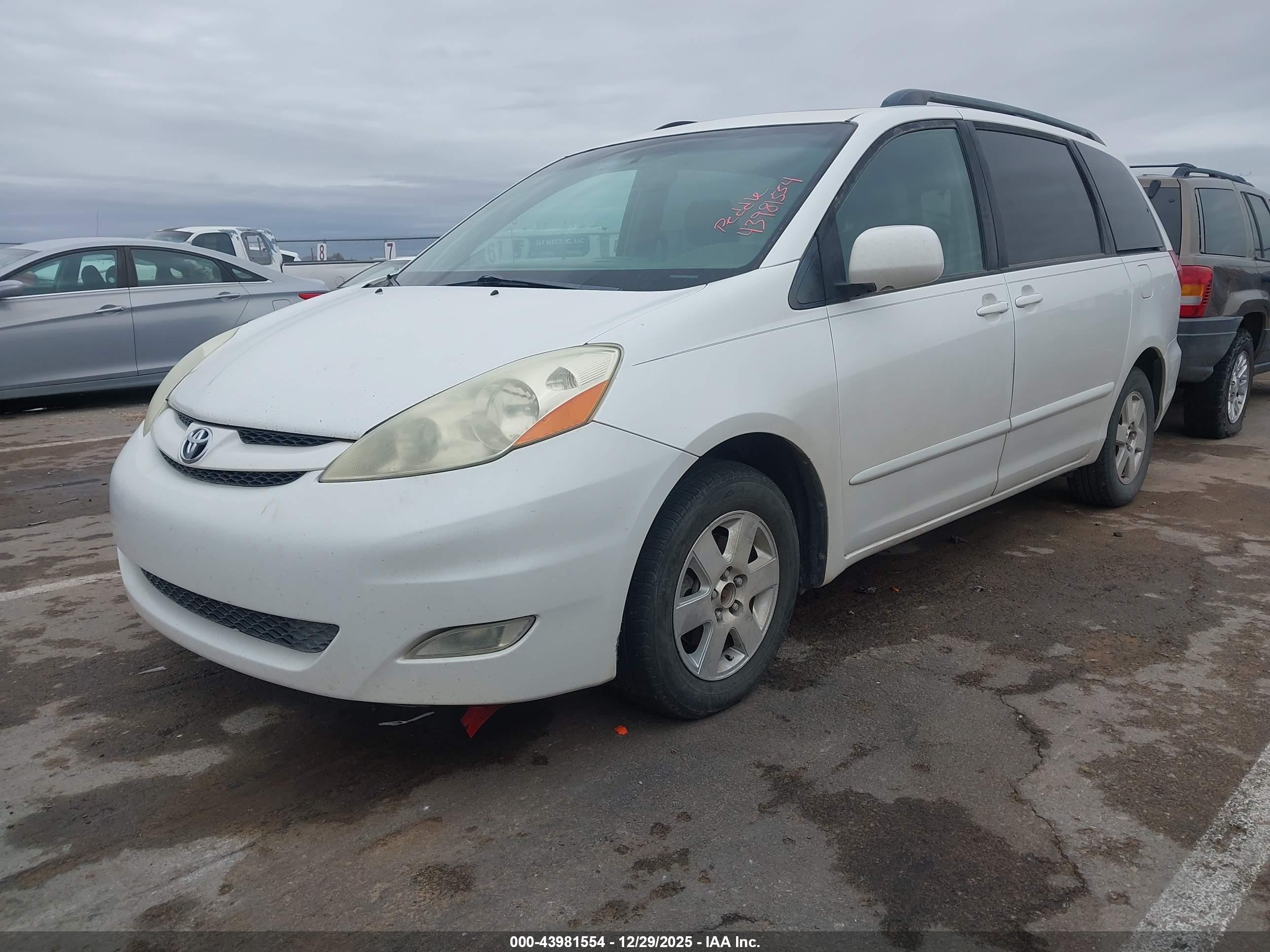 TOYOTA SIENNA image 2