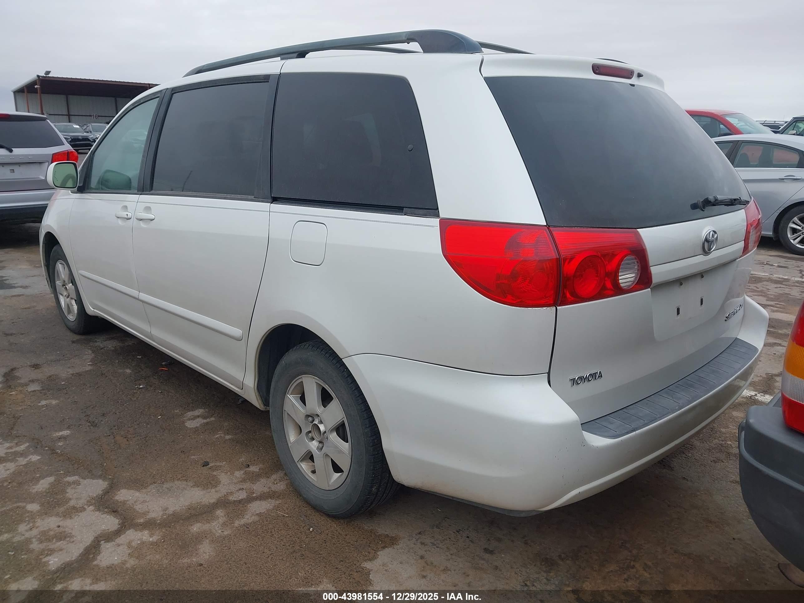 TOYOTA SIENNA image 3