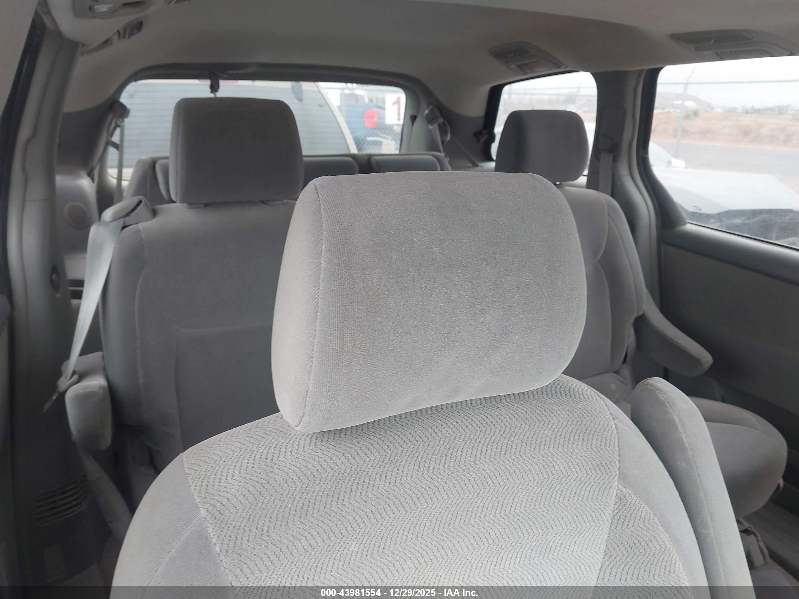 TOYOTA SIENNA image 8