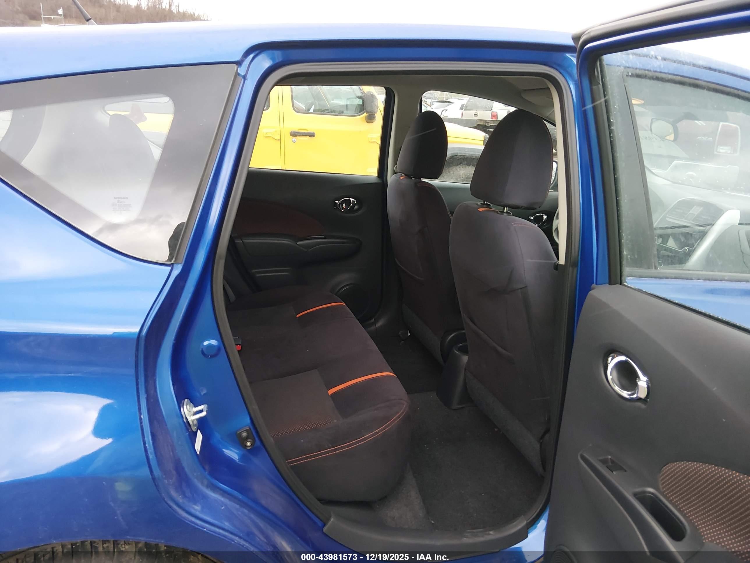 NISSAN VERSA image 8