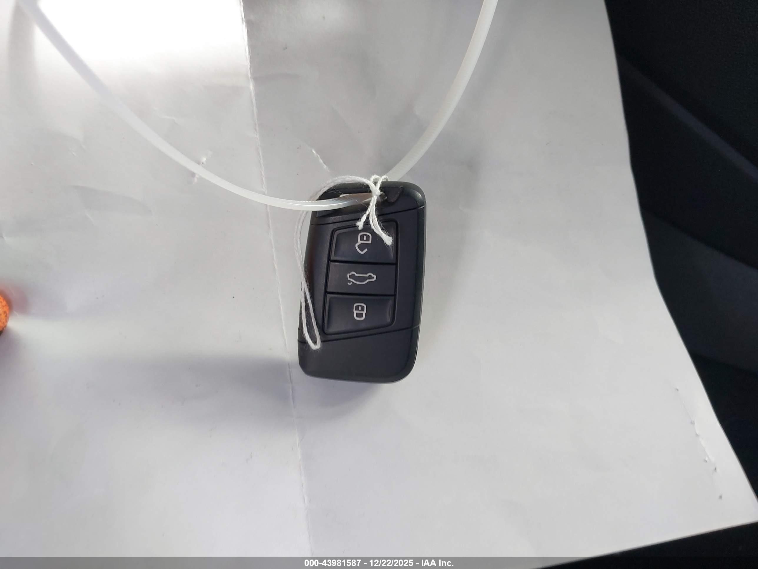 VOLKSWAGEN TAOS image 11