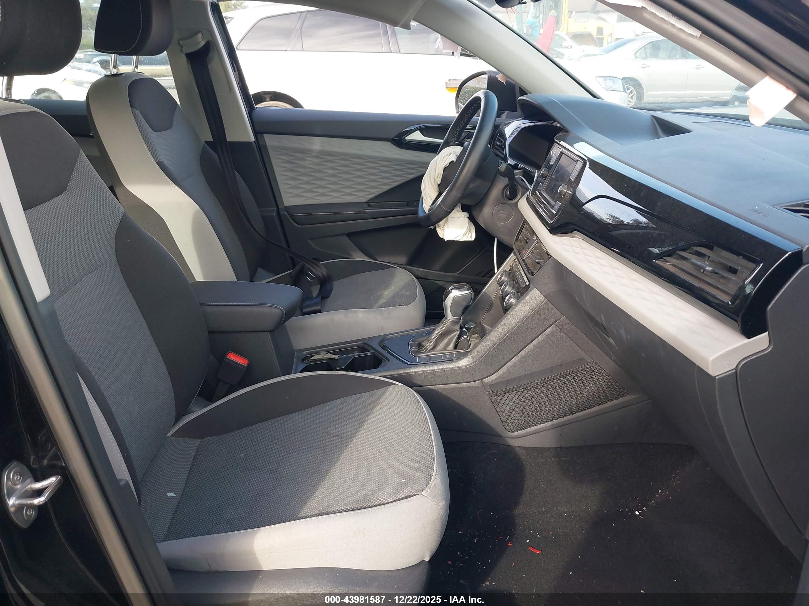 VOLKSWAGEN TAOS image 5
