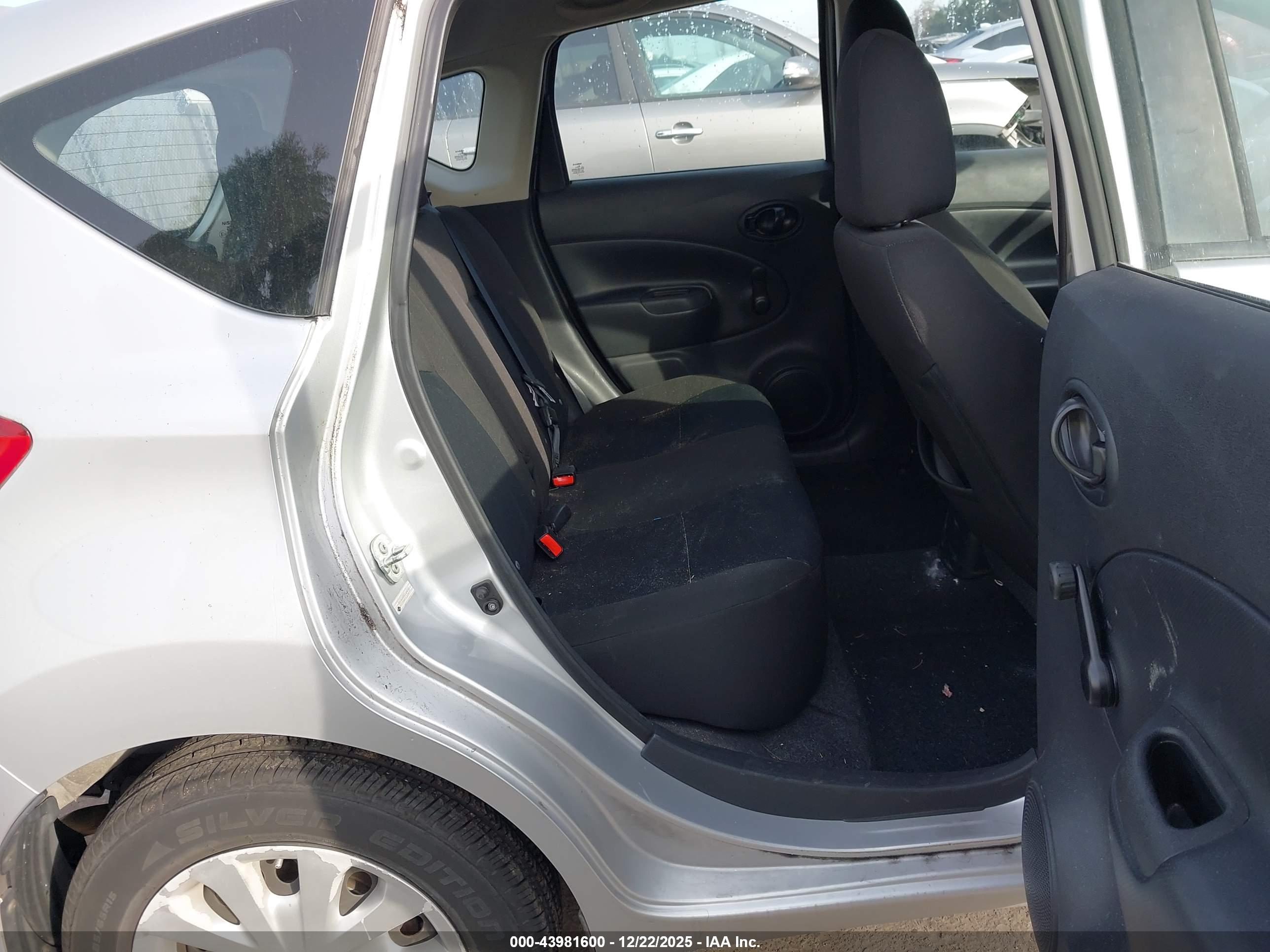 NISSAN VERSA image 8