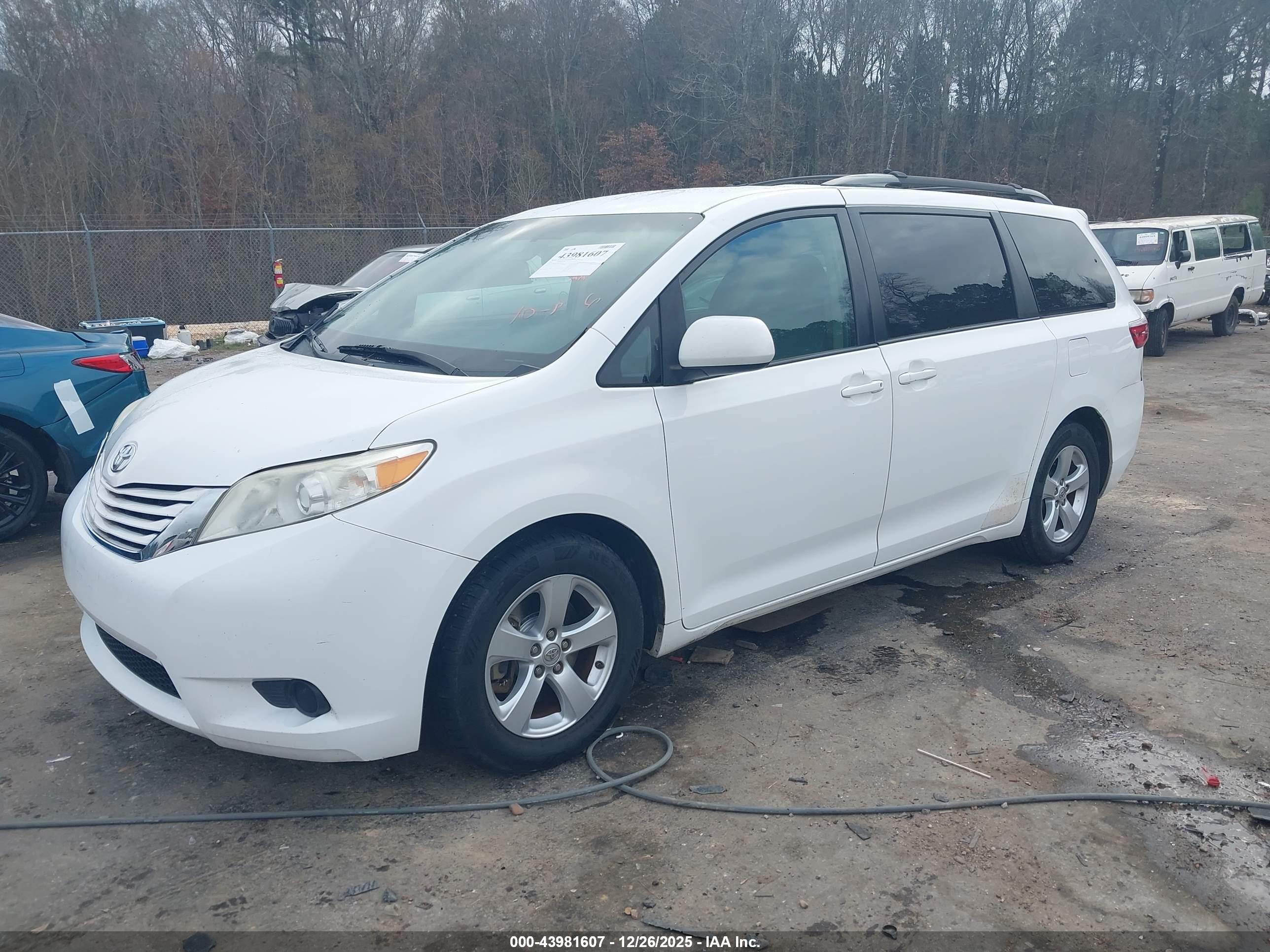 TOYOTA SIENNA image 2