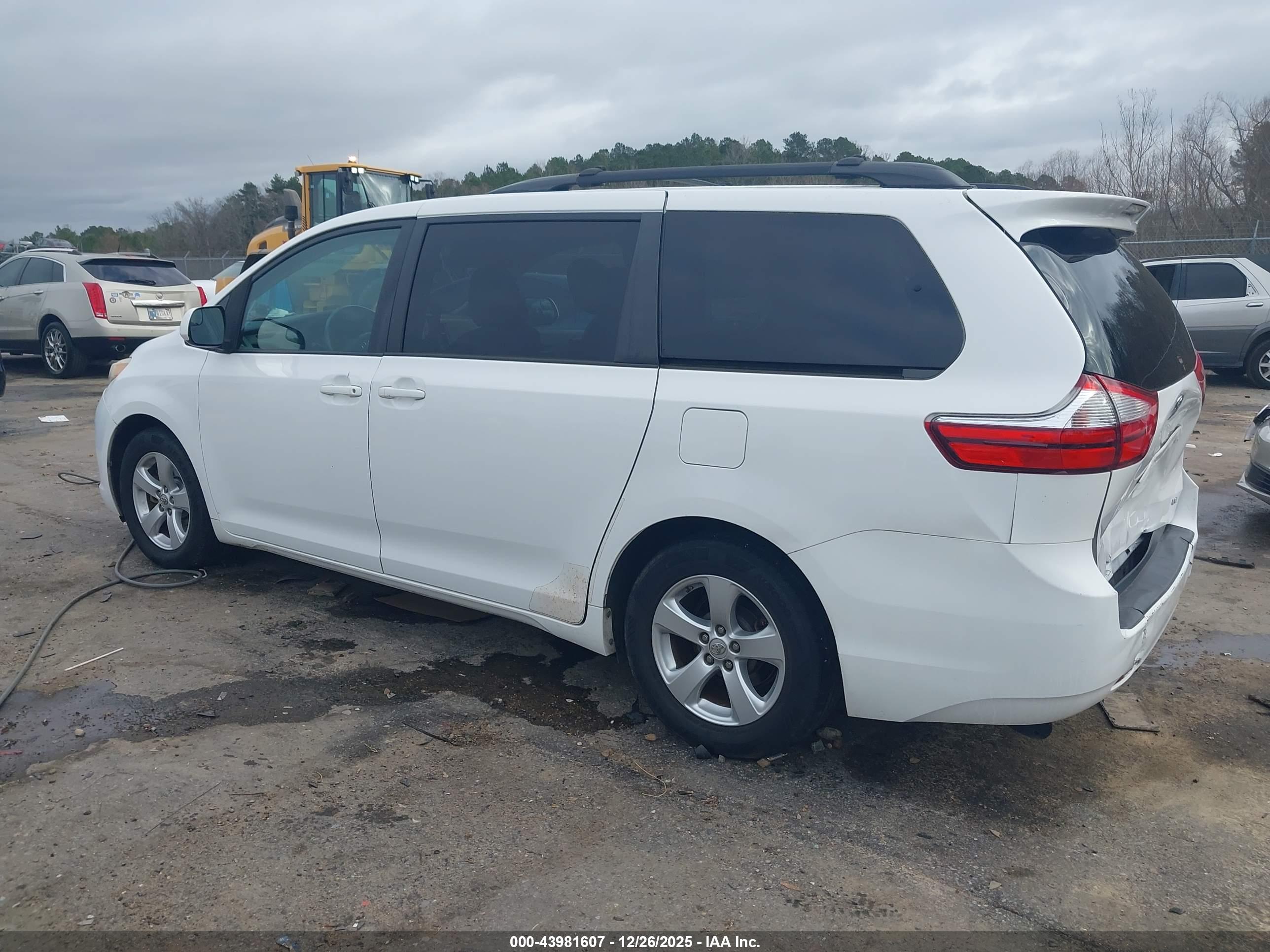 TOYOTA SIENNA image 3