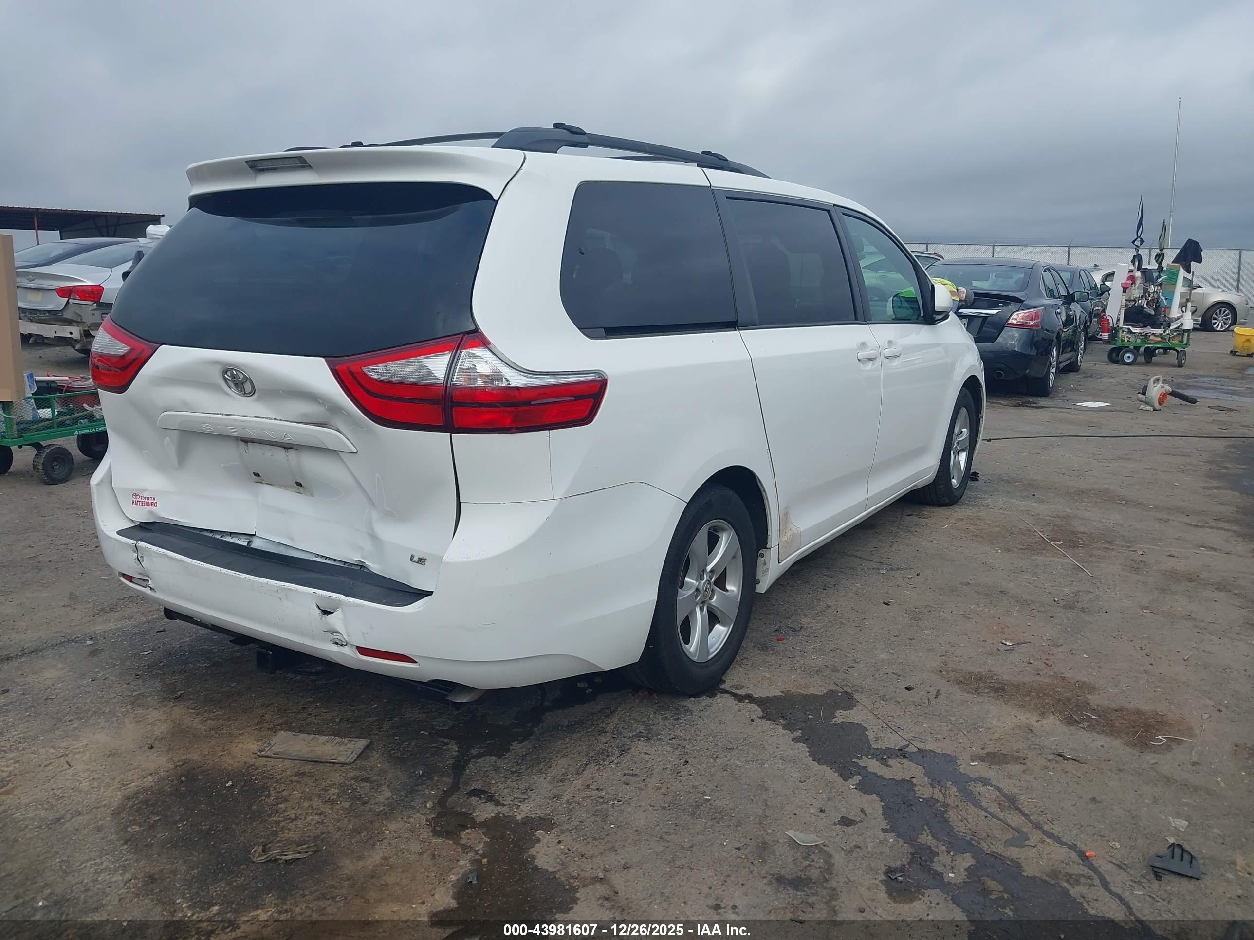 TOYOTA SIENNA image 4