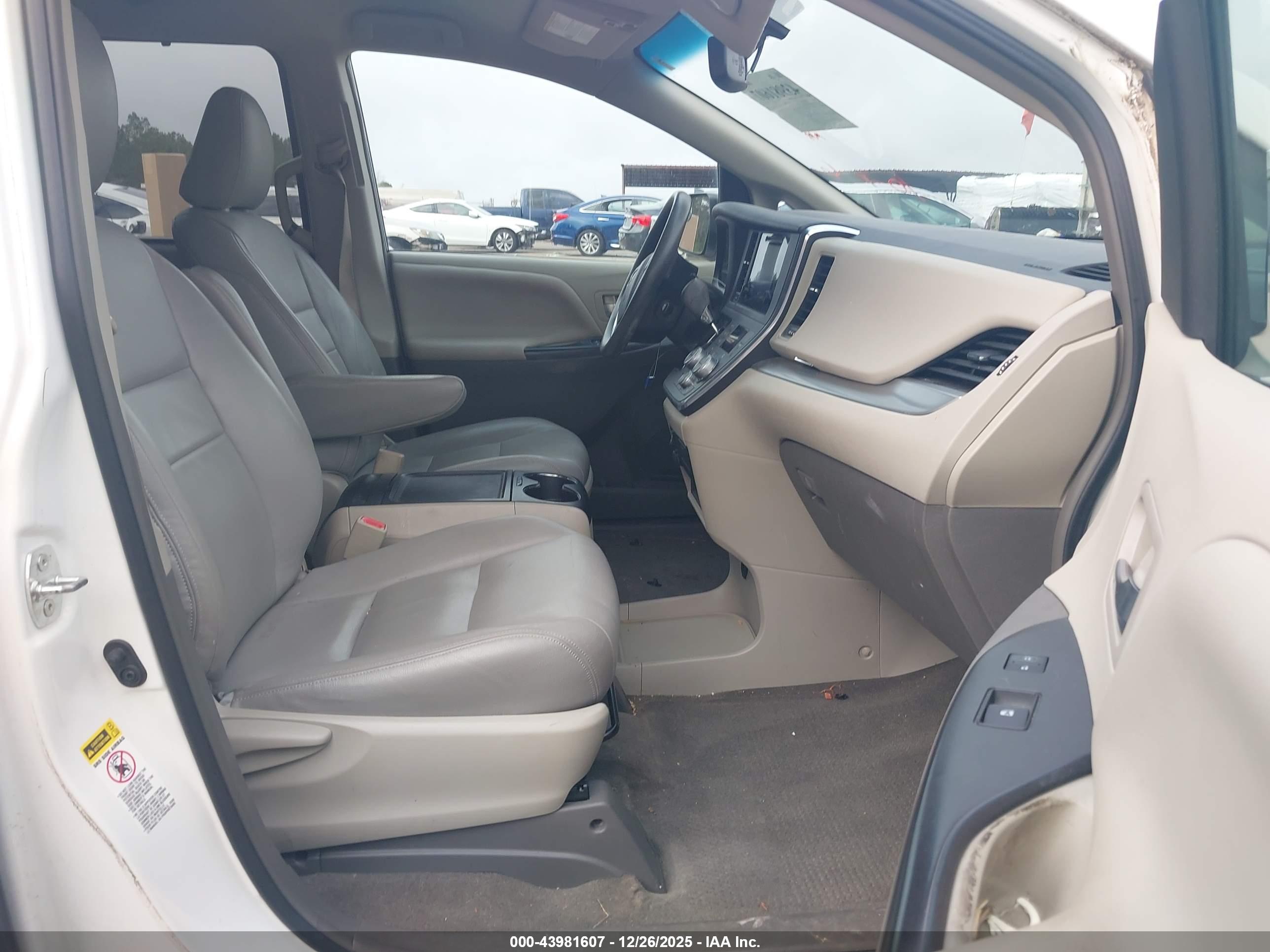 TOYOTA SIENNA image 5