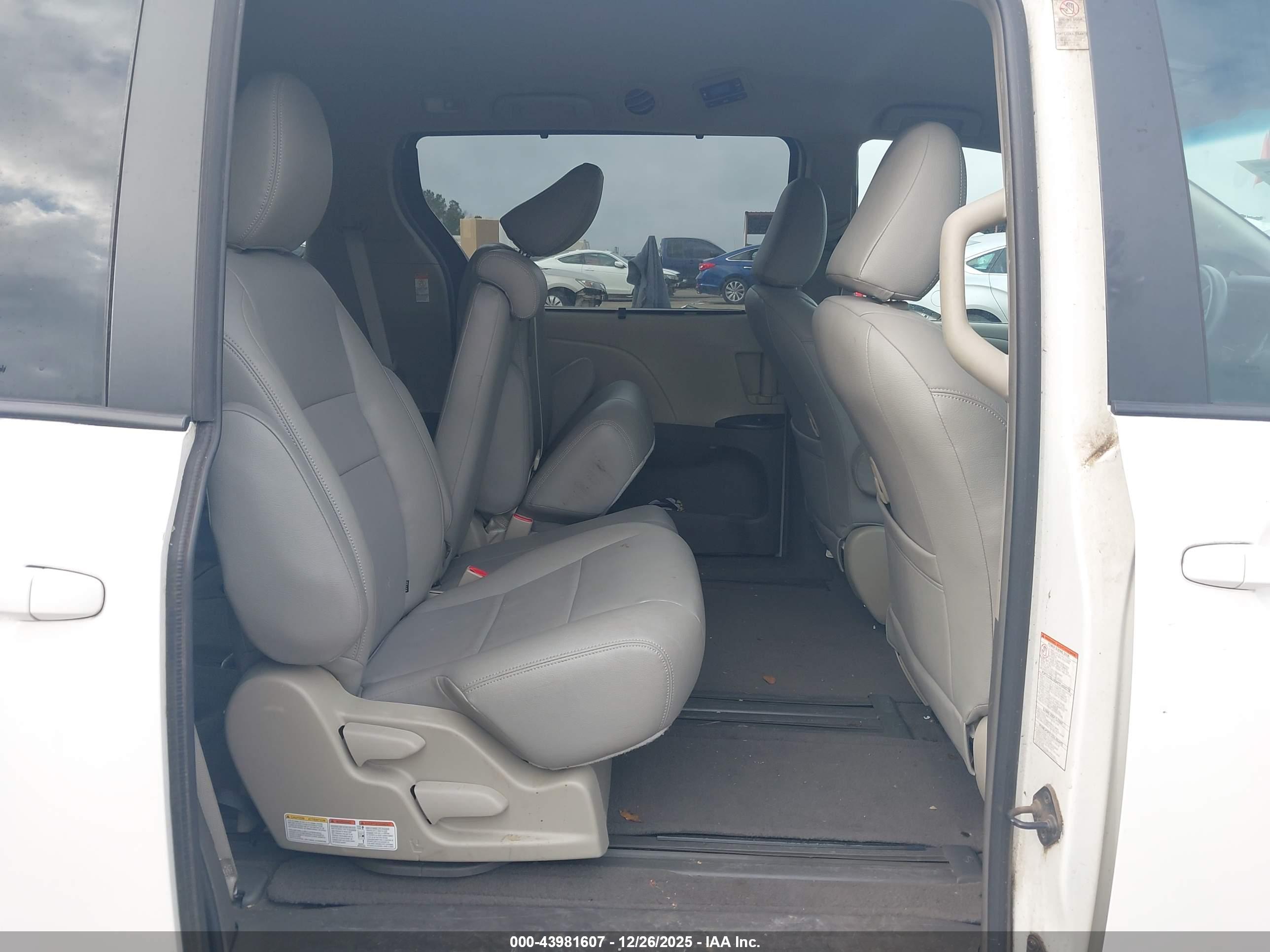 TOYOTA SIENNA image 8