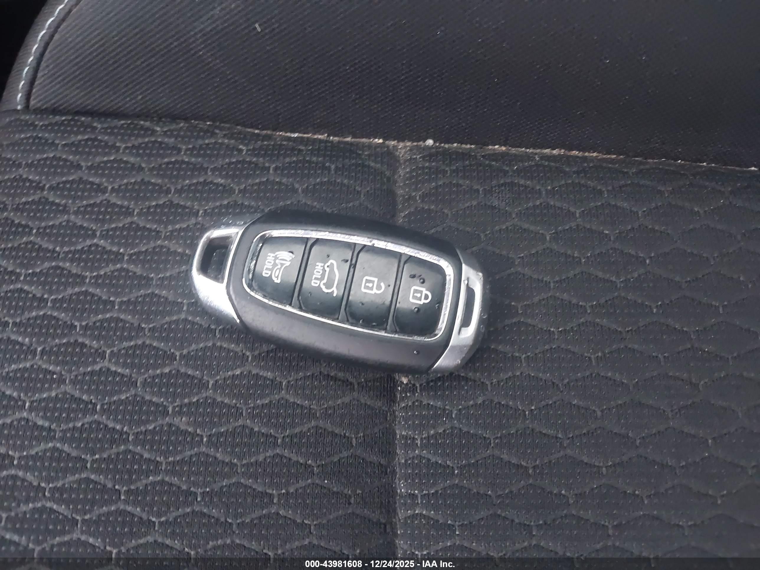 HYUNDAI VELOSTER image 11