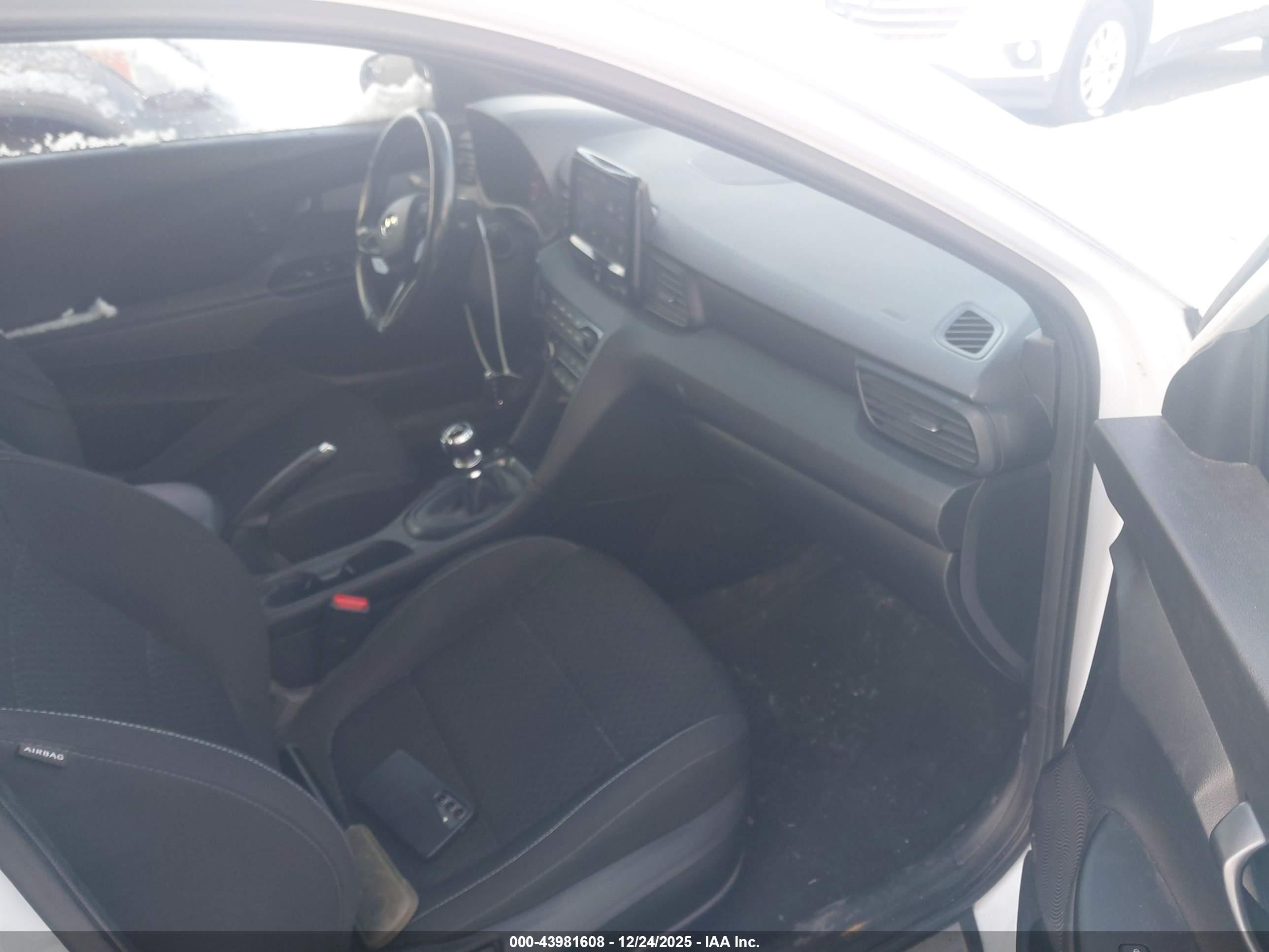 HYUNDAI VELOSTER image 5