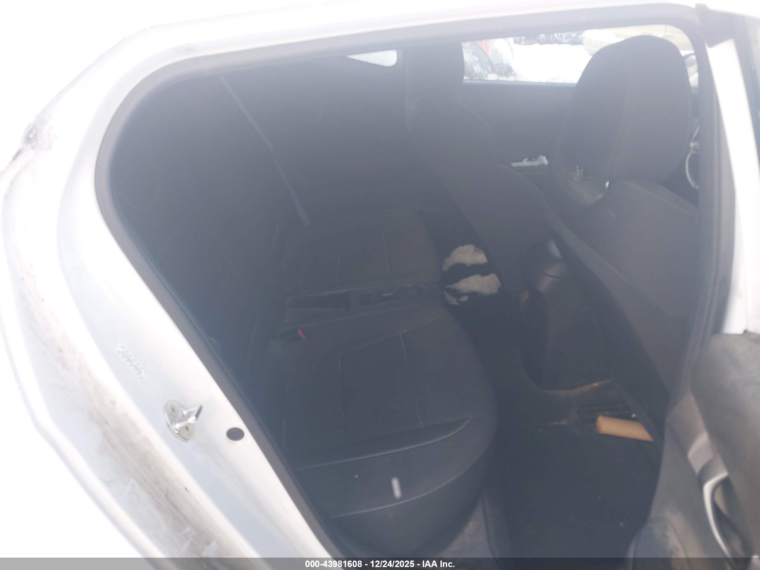 HYUNDAI VELOSTER image 8