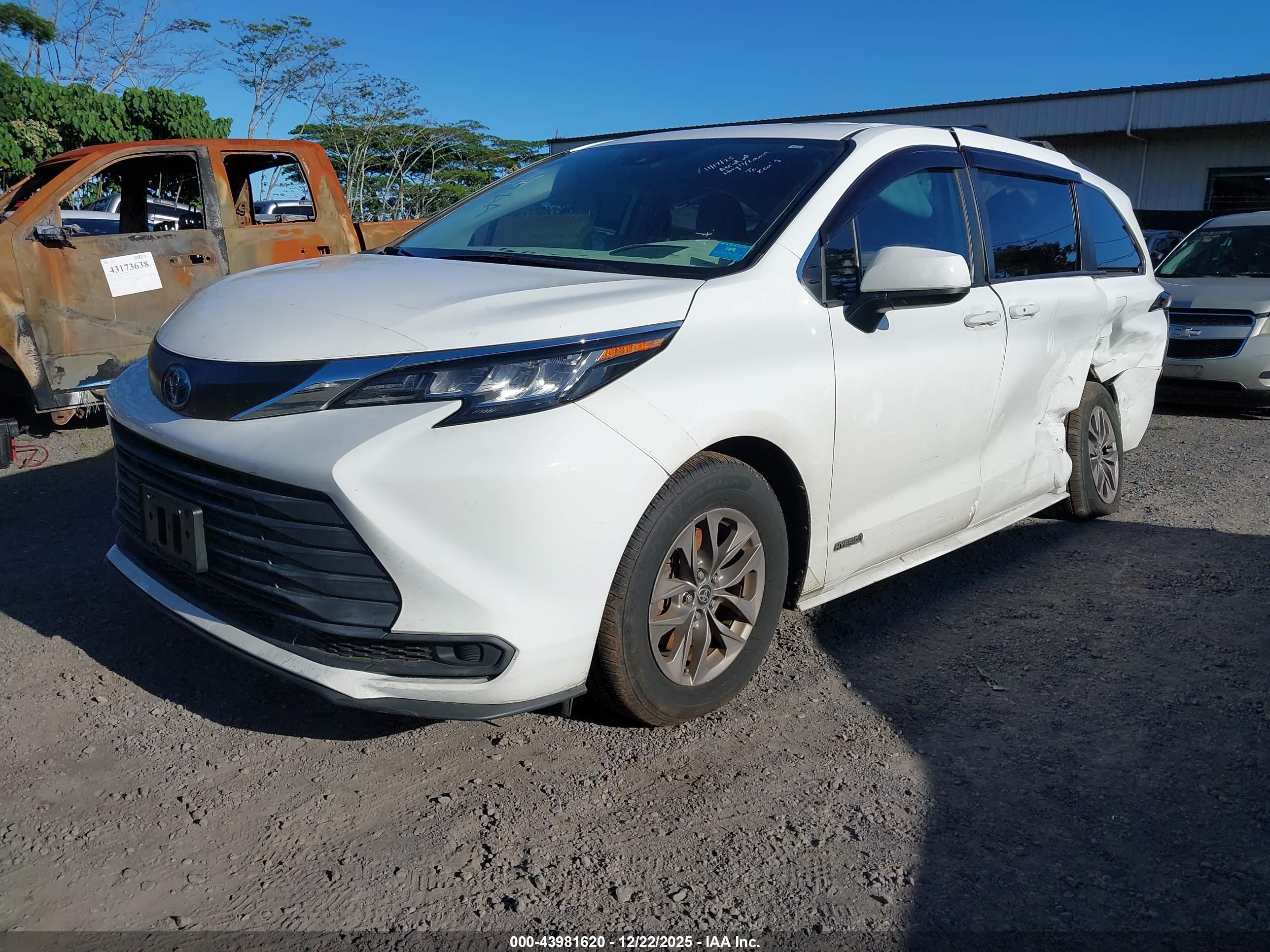 TOYOTA SIENNA image 2