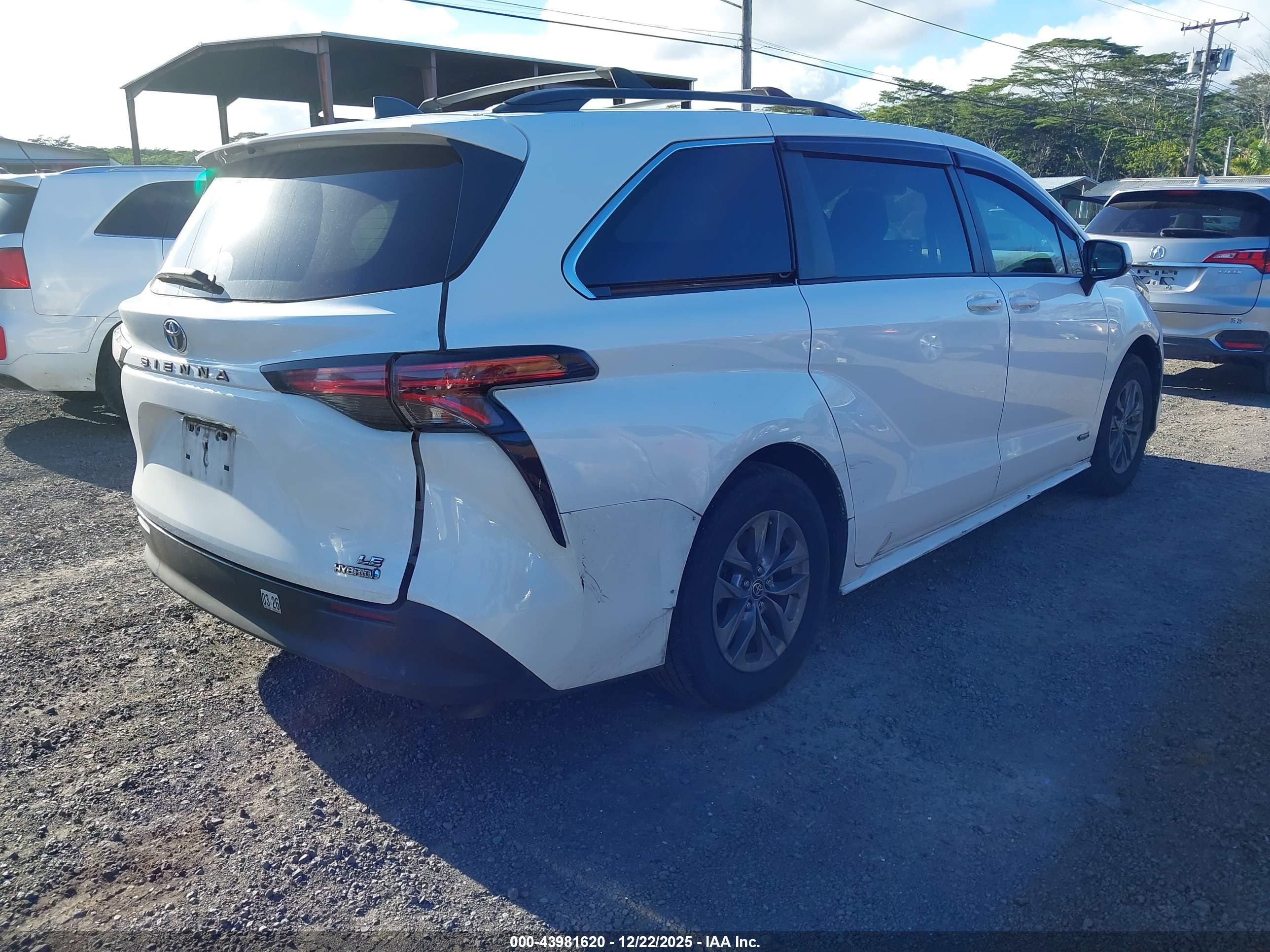 TOYOTA SIENNA image 4