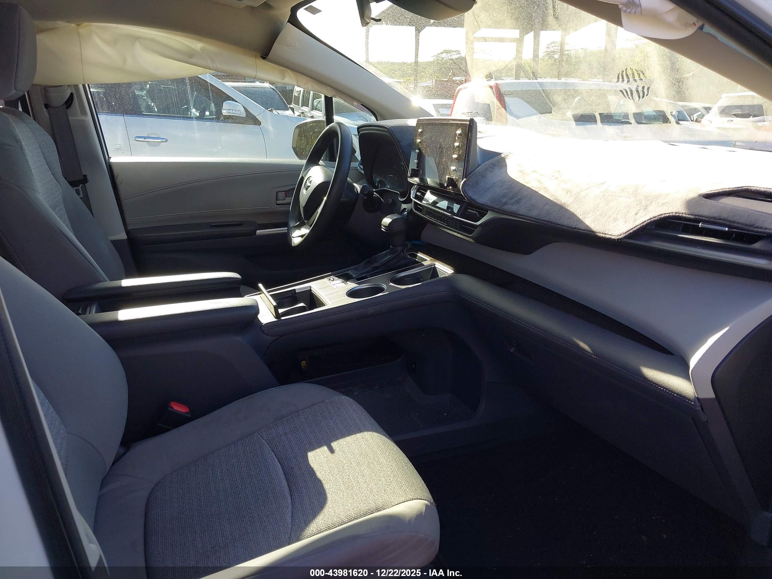TOYOTA SIENNA image 5