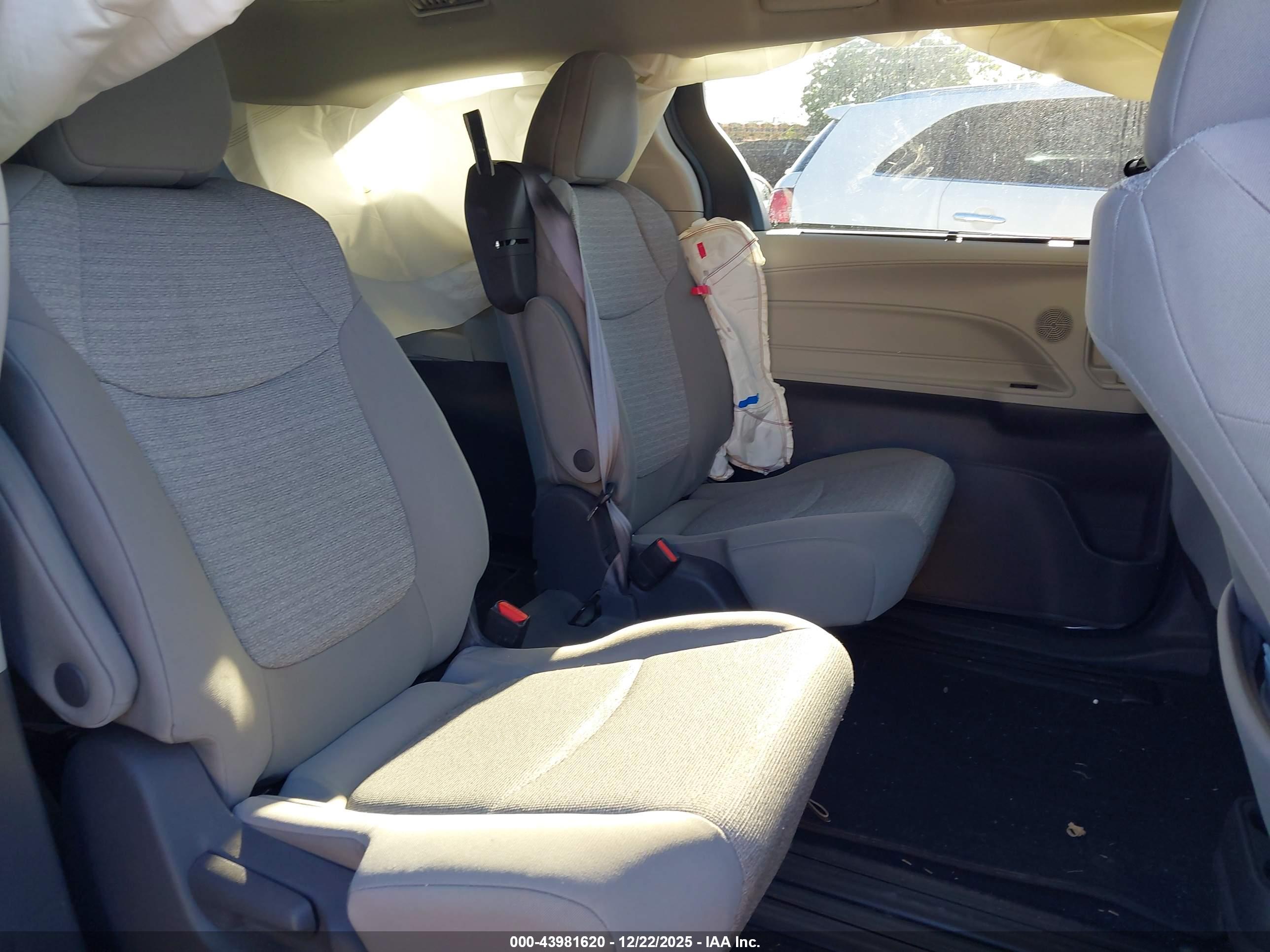 TOYOTA SIENNA image 8