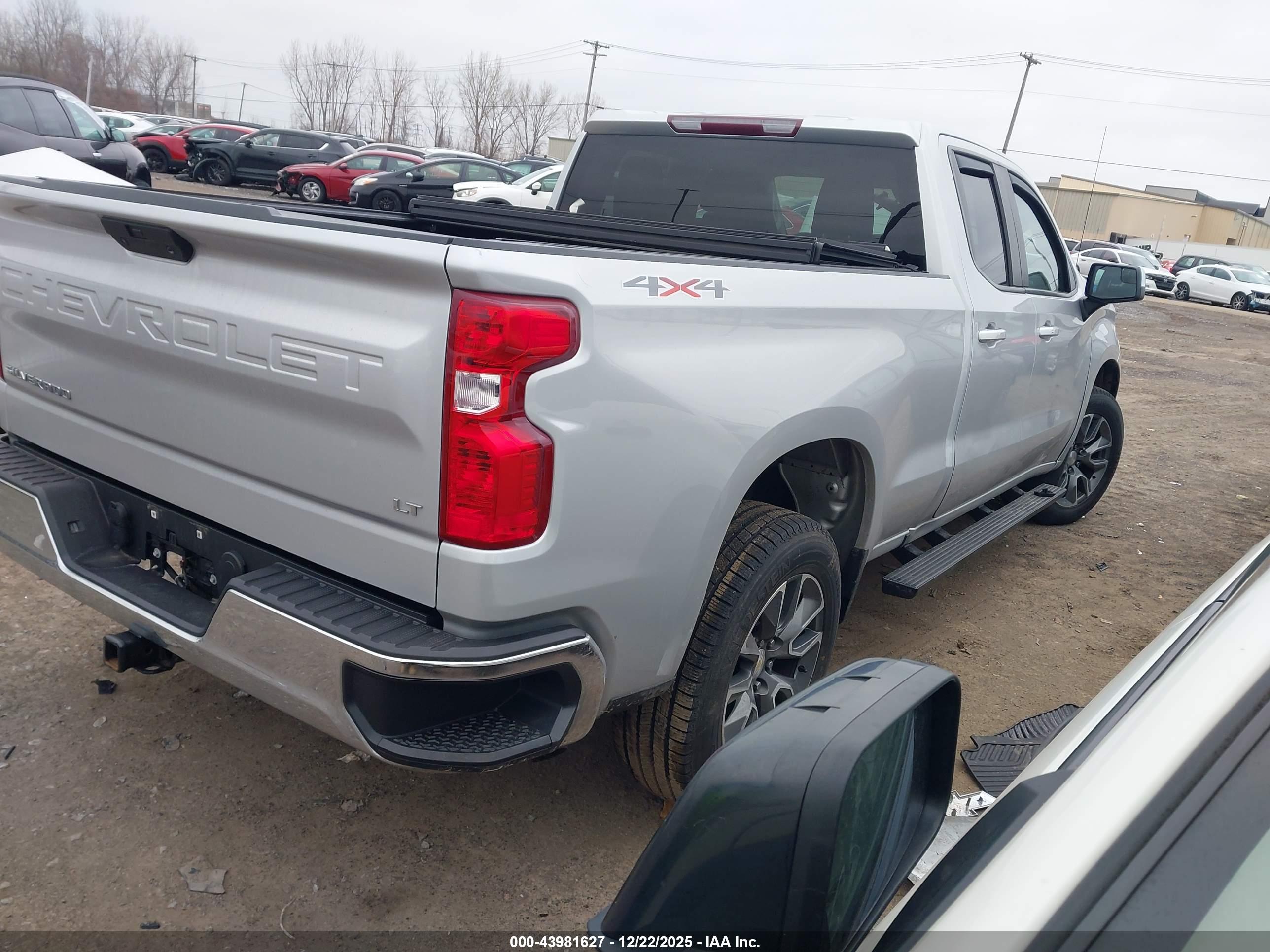CHEVROLET SILVERADO image 4