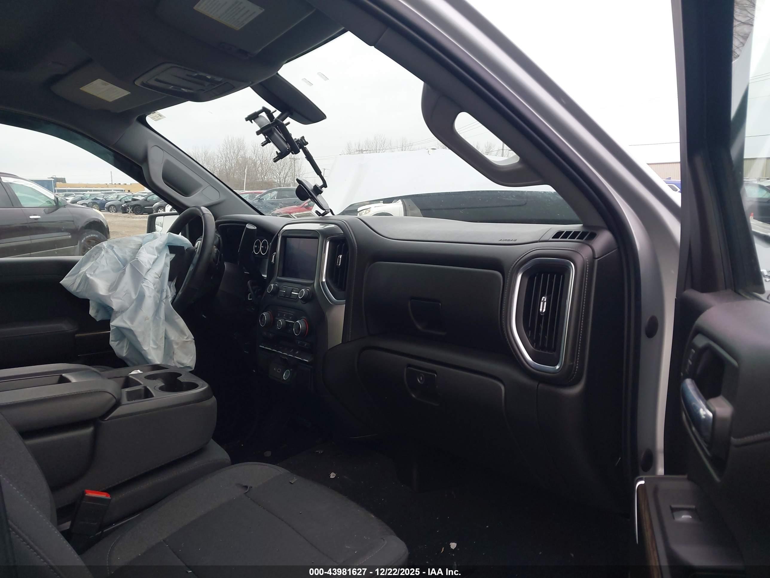 CHEVROLET SILVERADO image 5