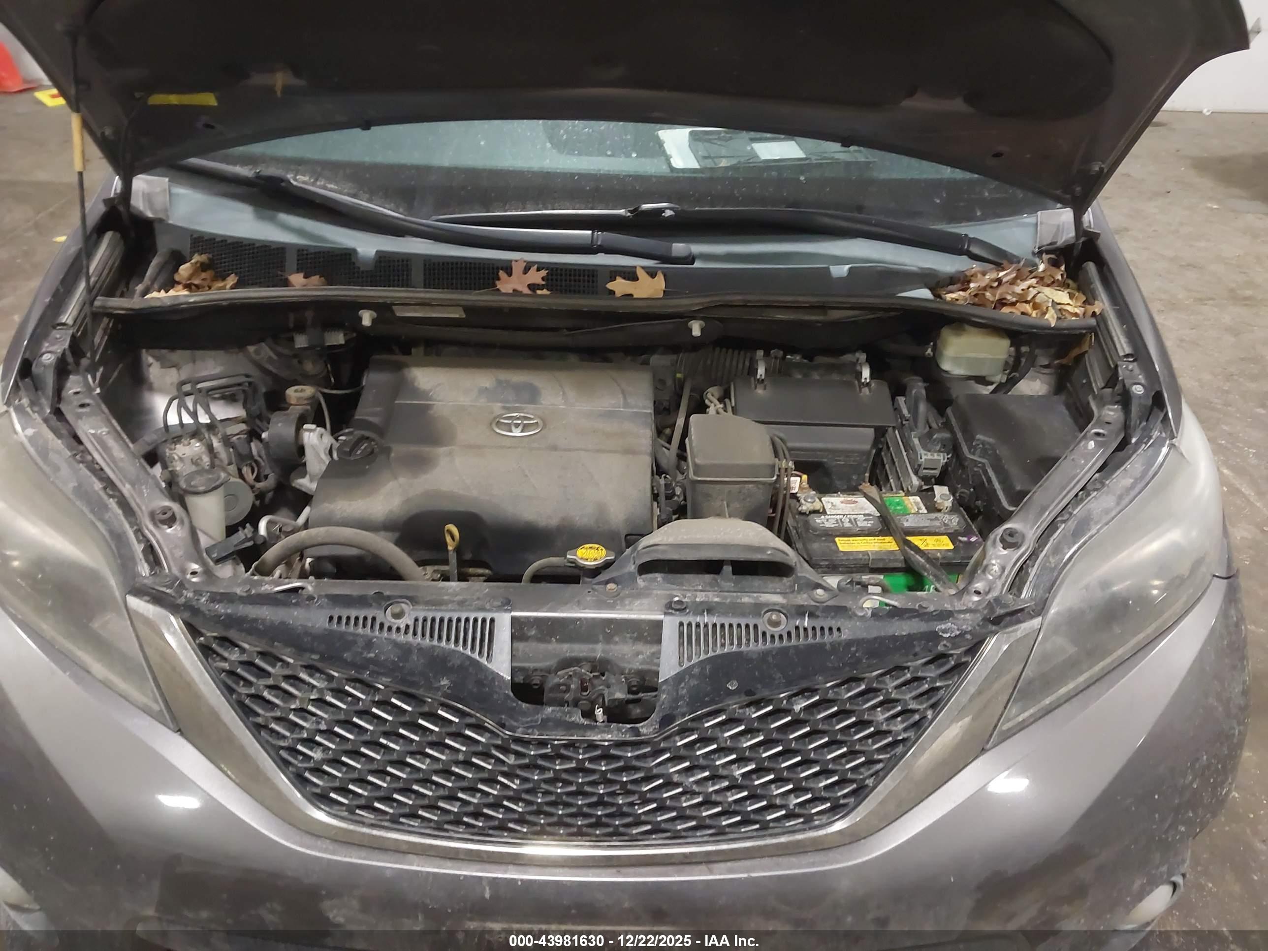 TOYOTA SIENNA image 10