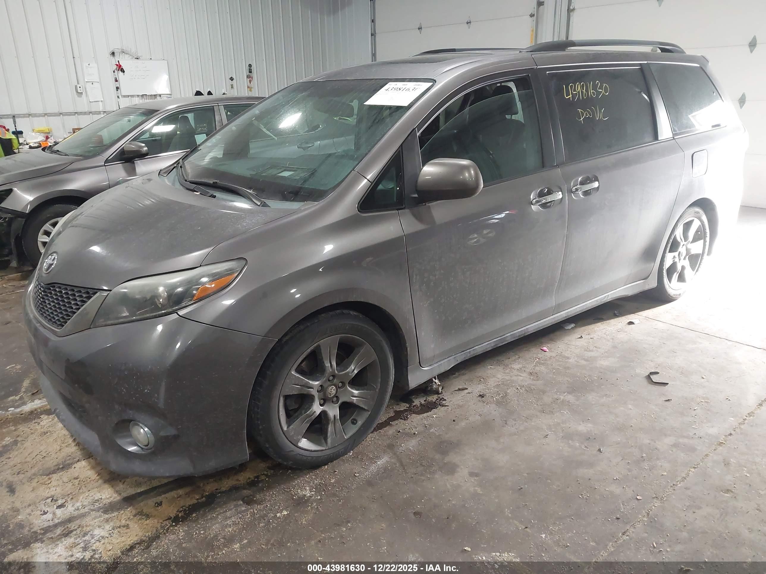 TOYOTA SIENNA image 2