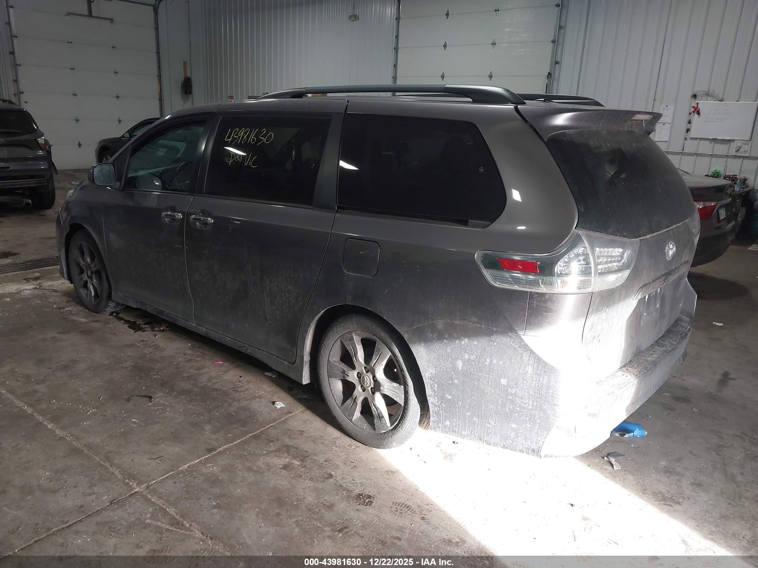 TOYOTA SIENNA image 3