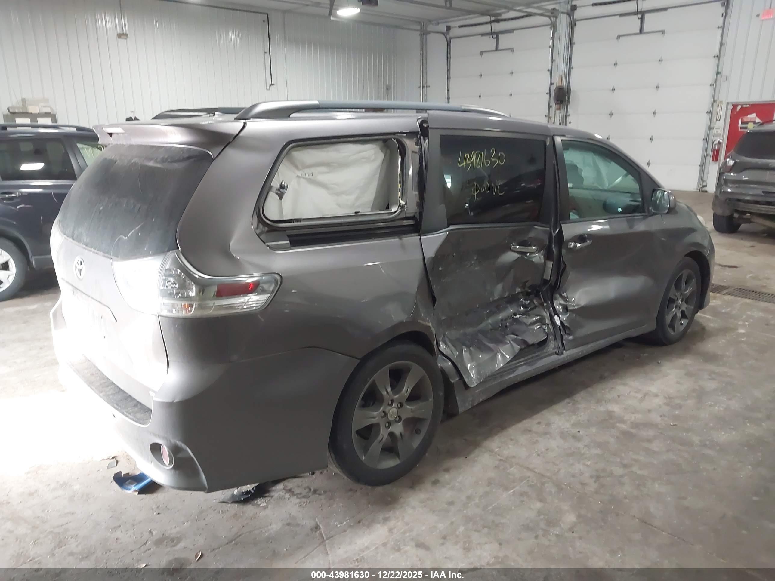 TOYOTA SIENNA image 4