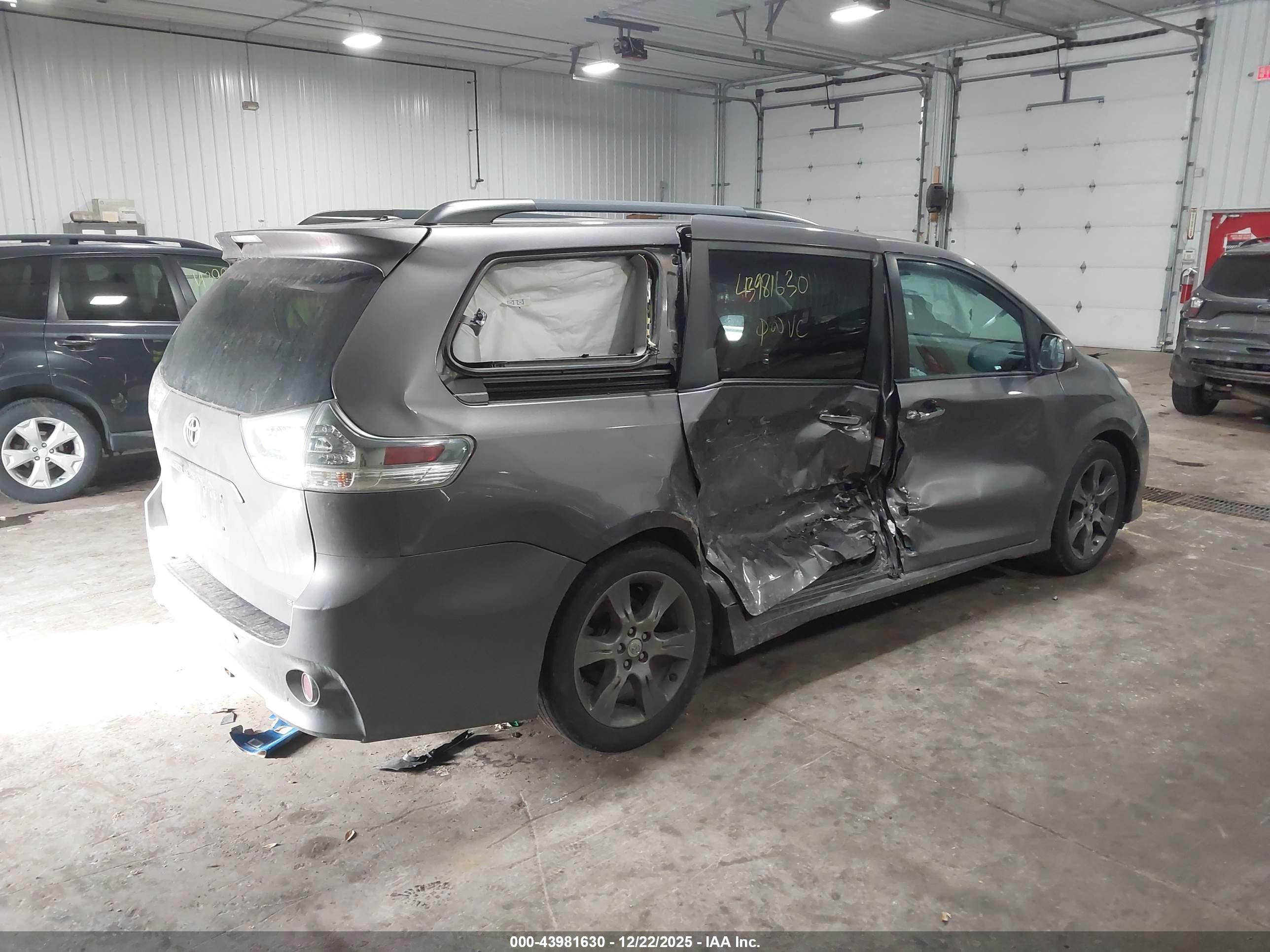 TOYOTA SIENNA image 6