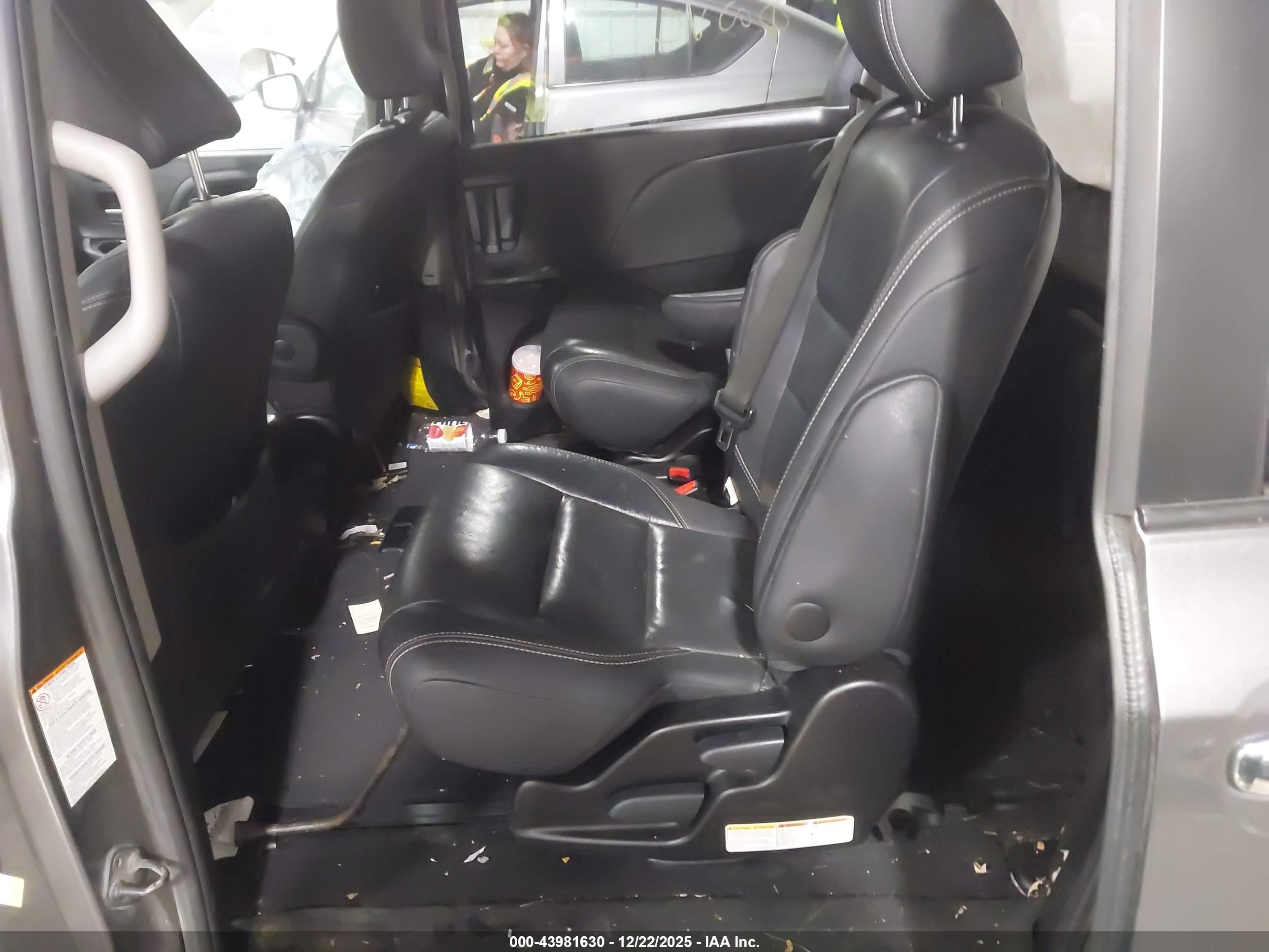 TOYOTA SIENNA image 8