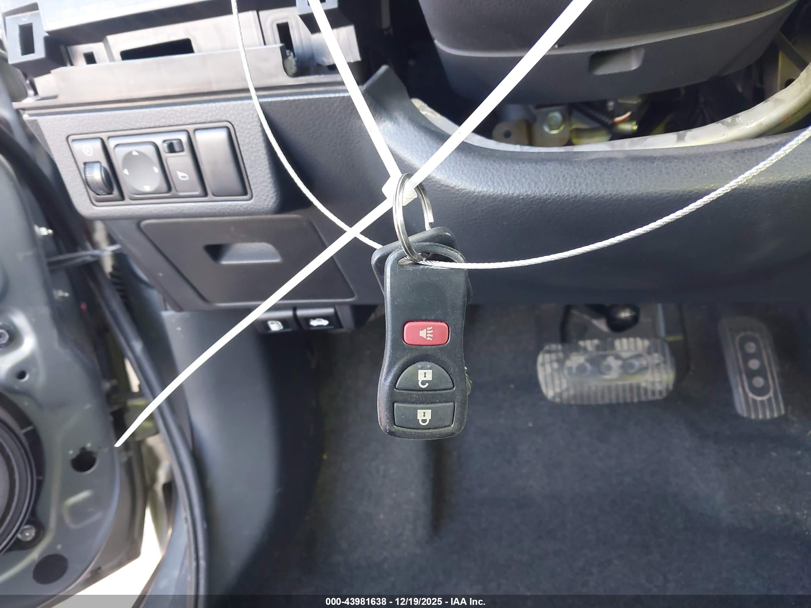 NISSAN VERSA image 11