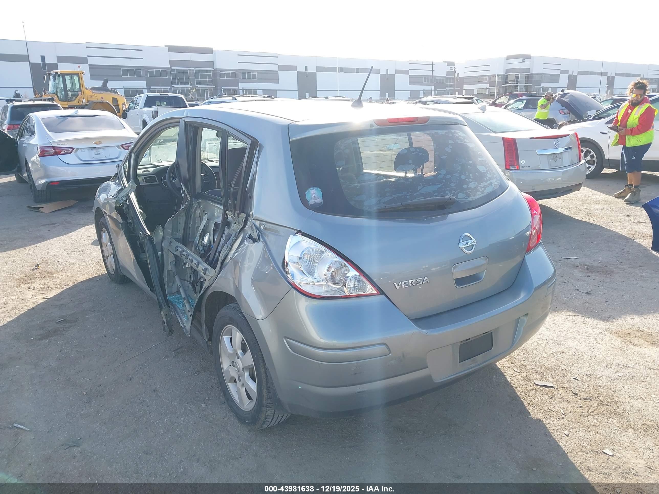NISSAN VERSA image 3