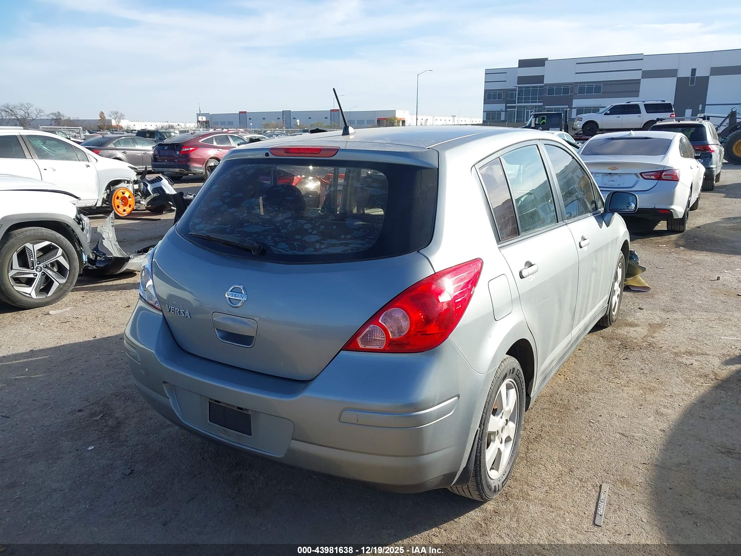 NISSAN VERSA image 4