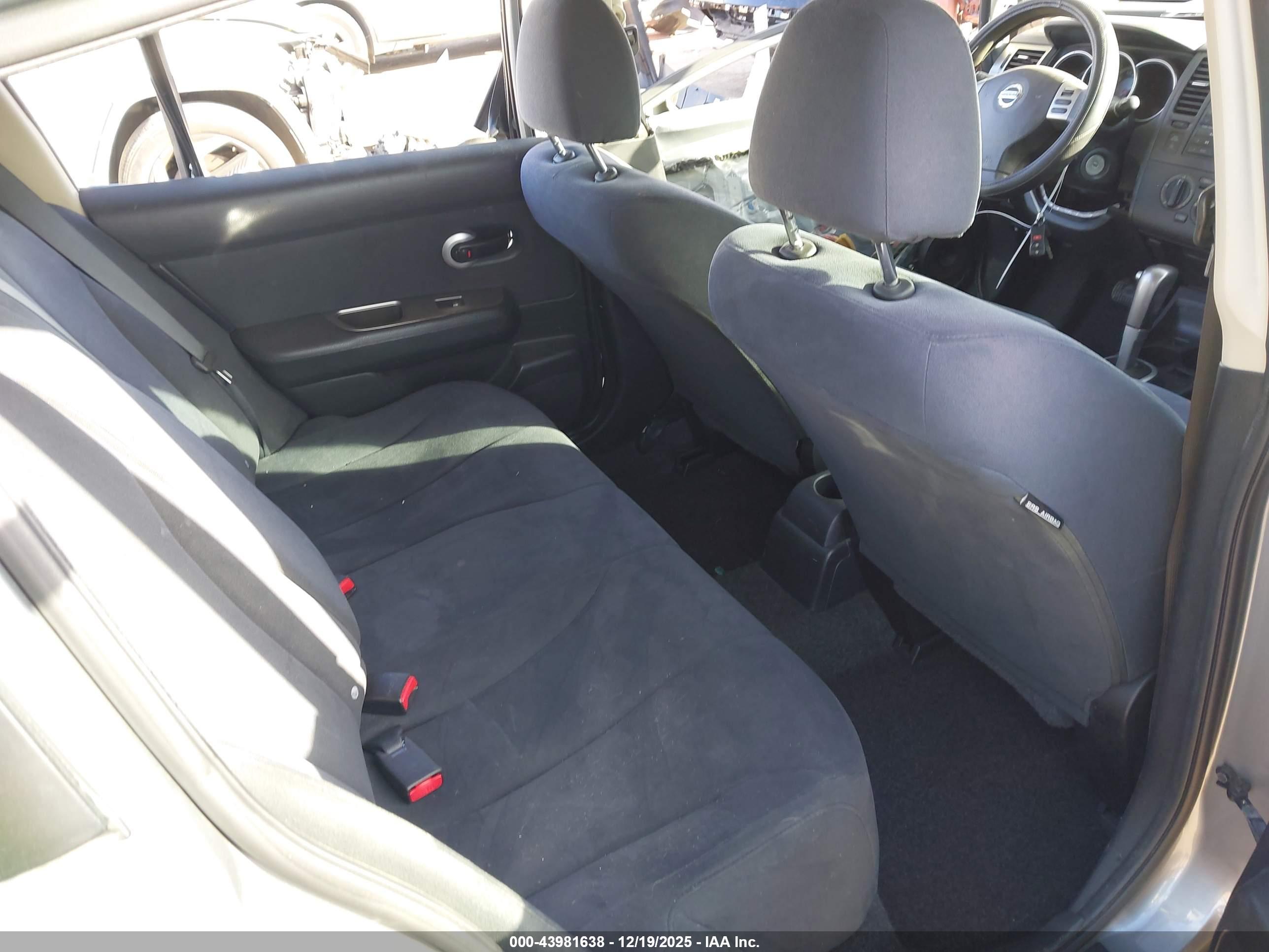 NISSAN VERSA image 8