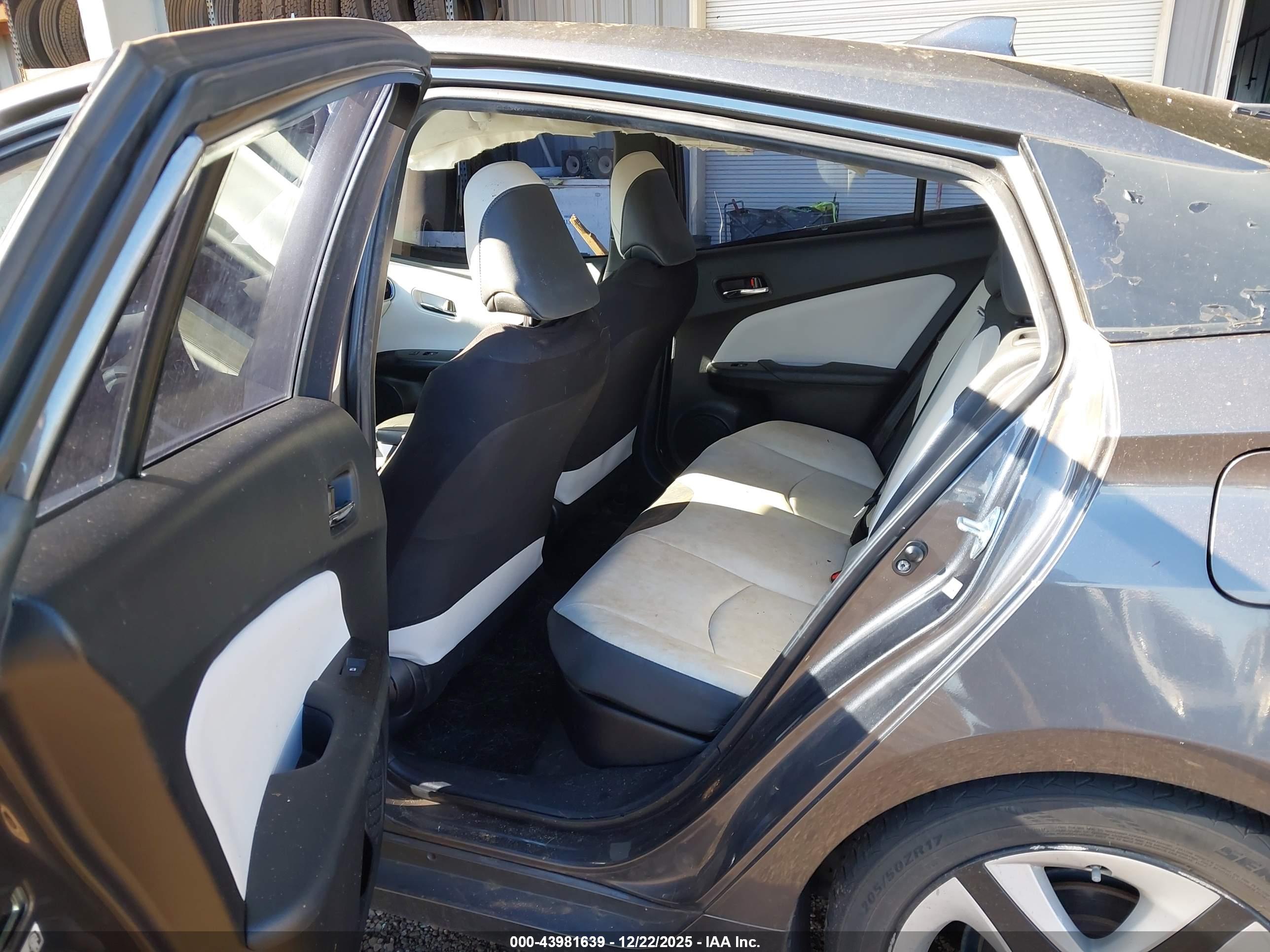 TOYOTA PRIUS image 8