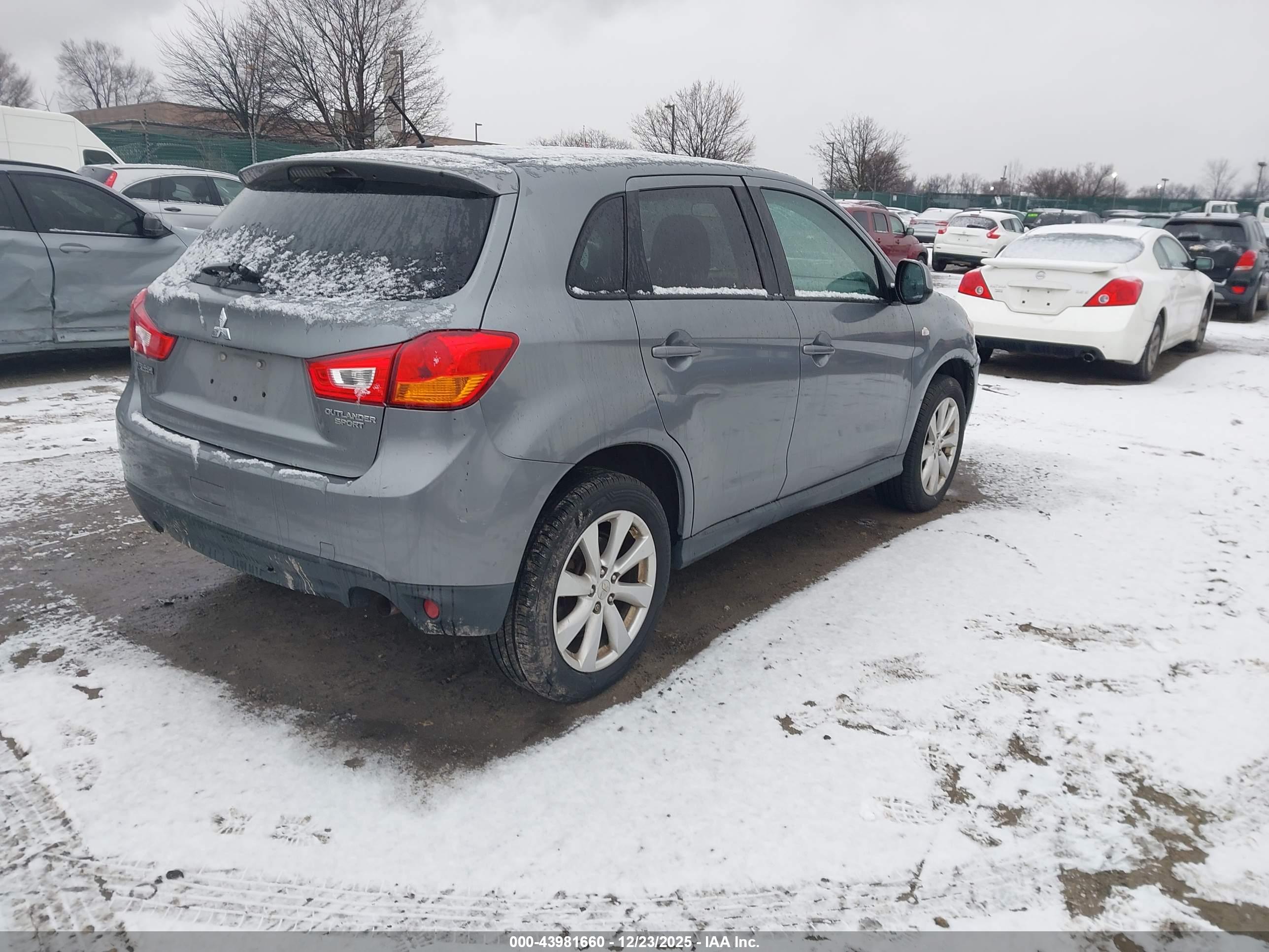MITSUBISHI OUTLANDER image 4
