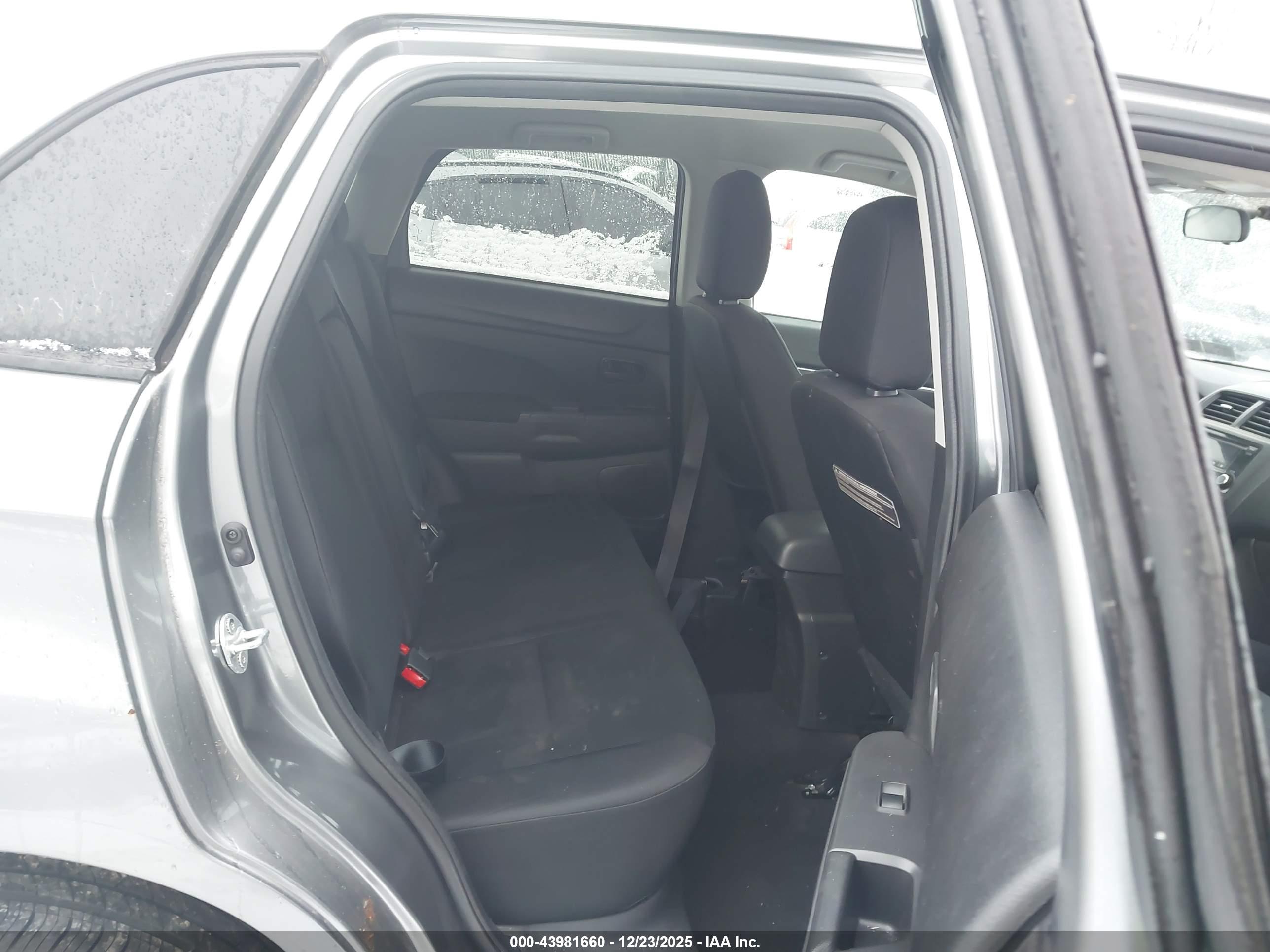 MITSUBISHI OUTLANDER image 8
