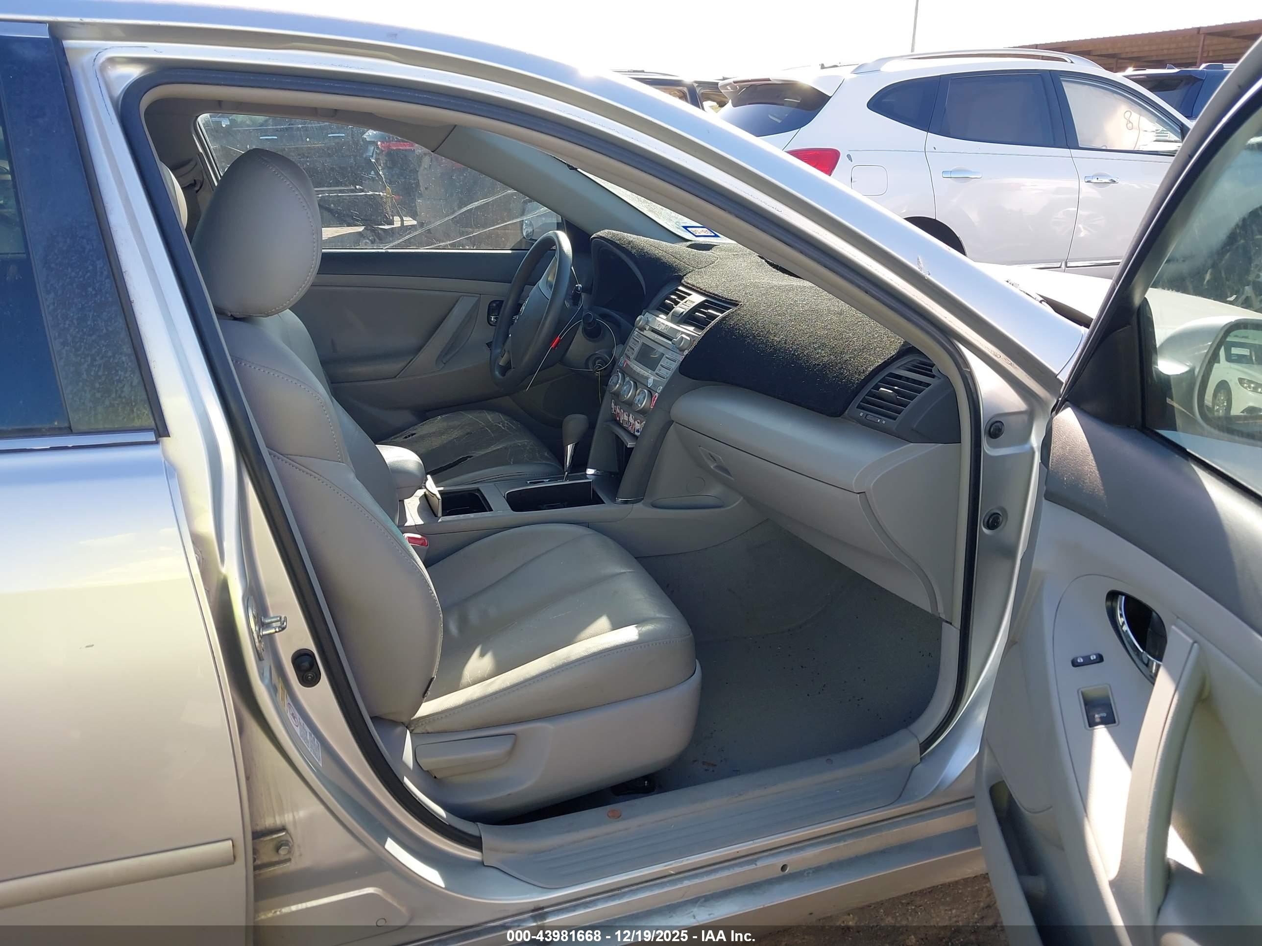 TOYOTA CAMRY image 5