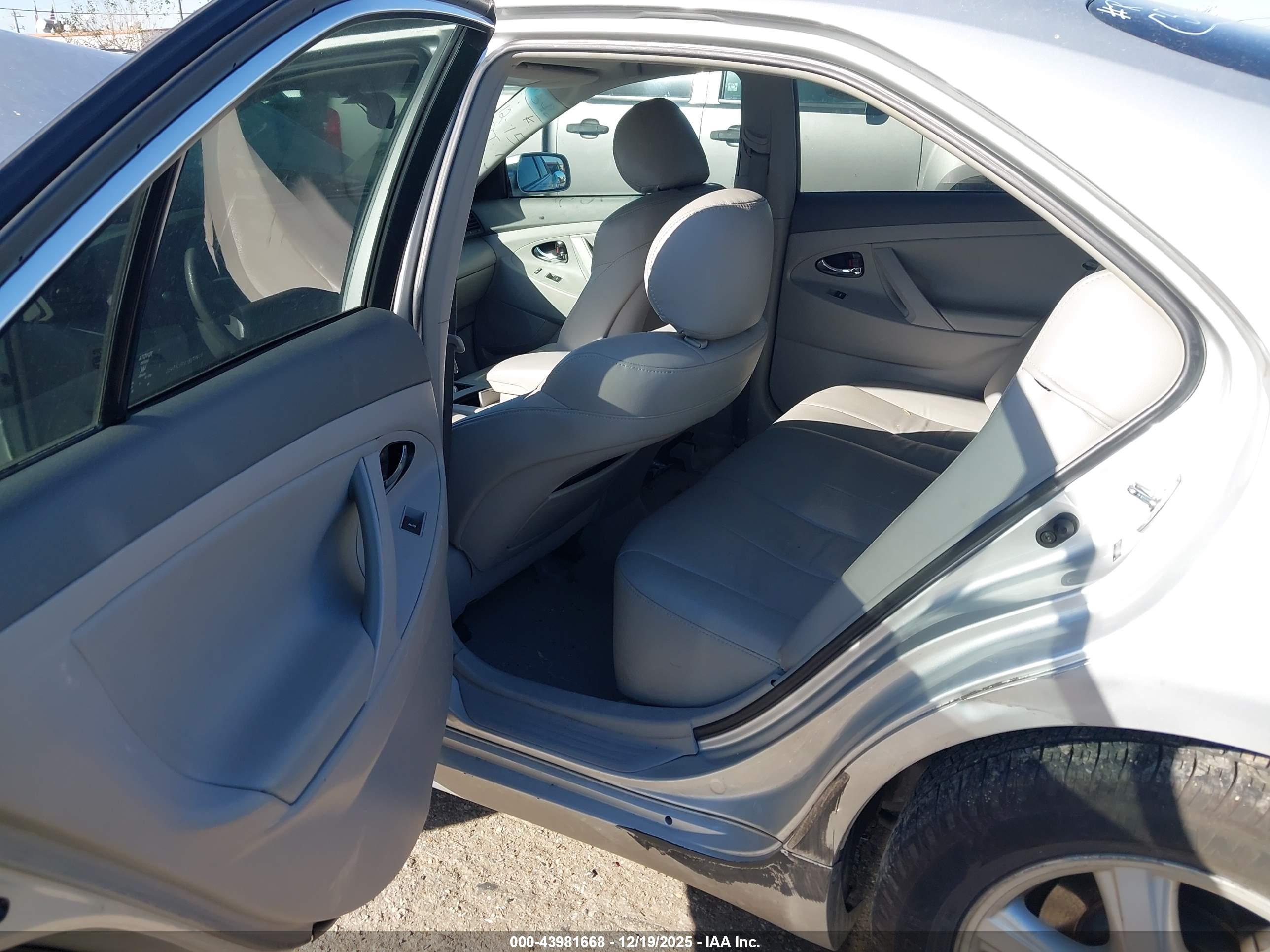 TOYOTA CAMRY image 8