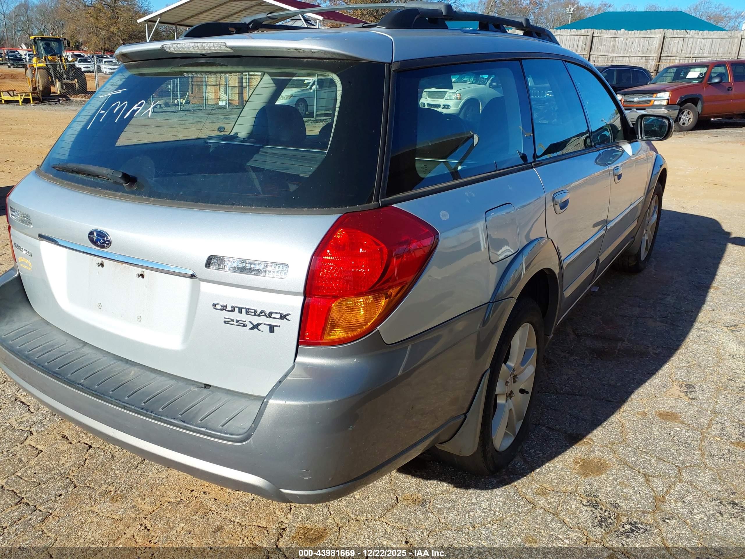 SUBARU OUTBACK image 4