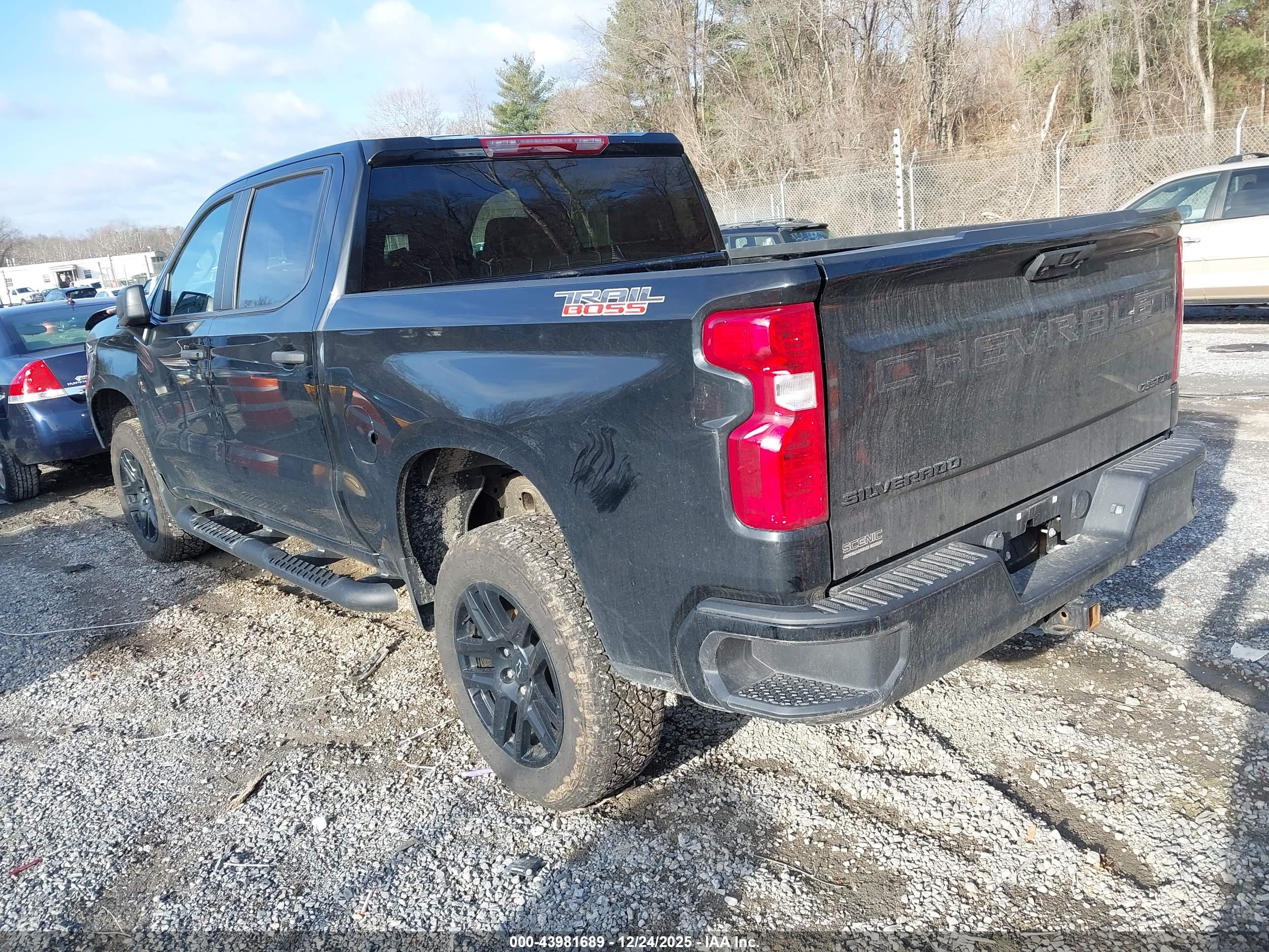 CHEVROLET SILVERADO image 3